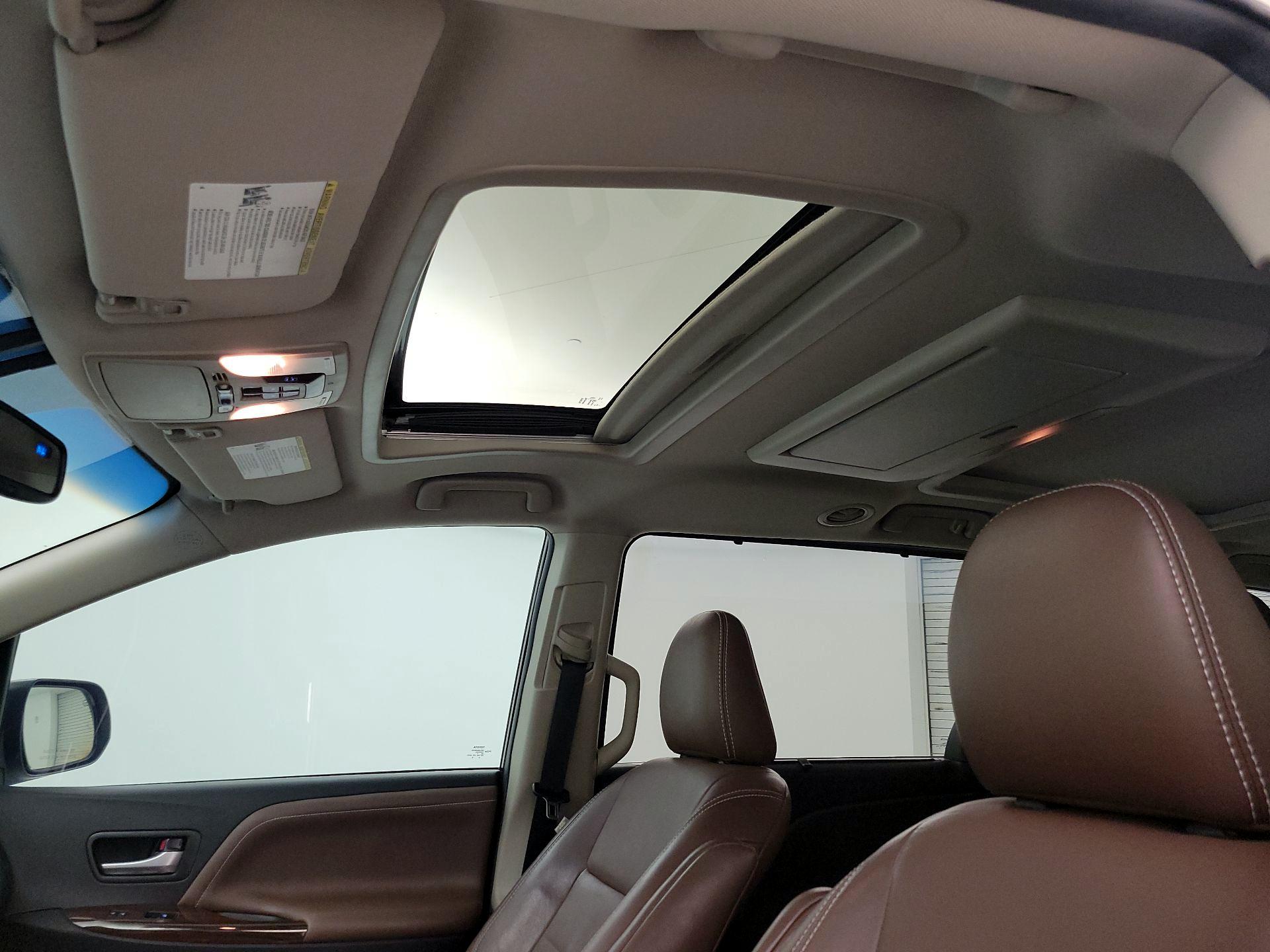 Thumbnail: 2017 Toyota Sienna - 19