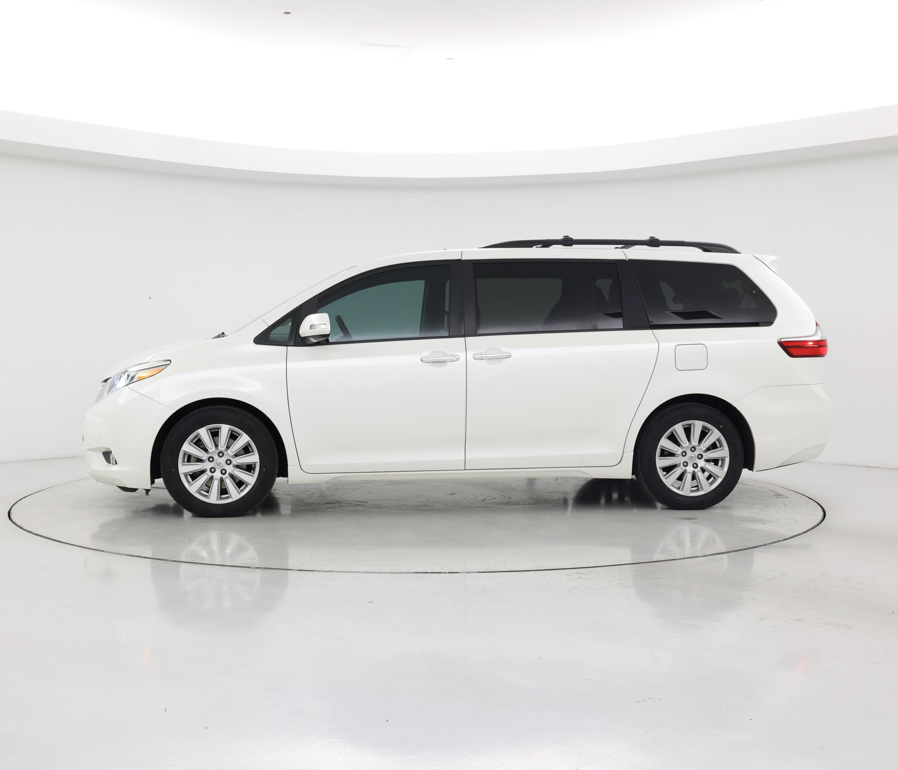 Thumbnail: 2017 Toyota Sienna - 3