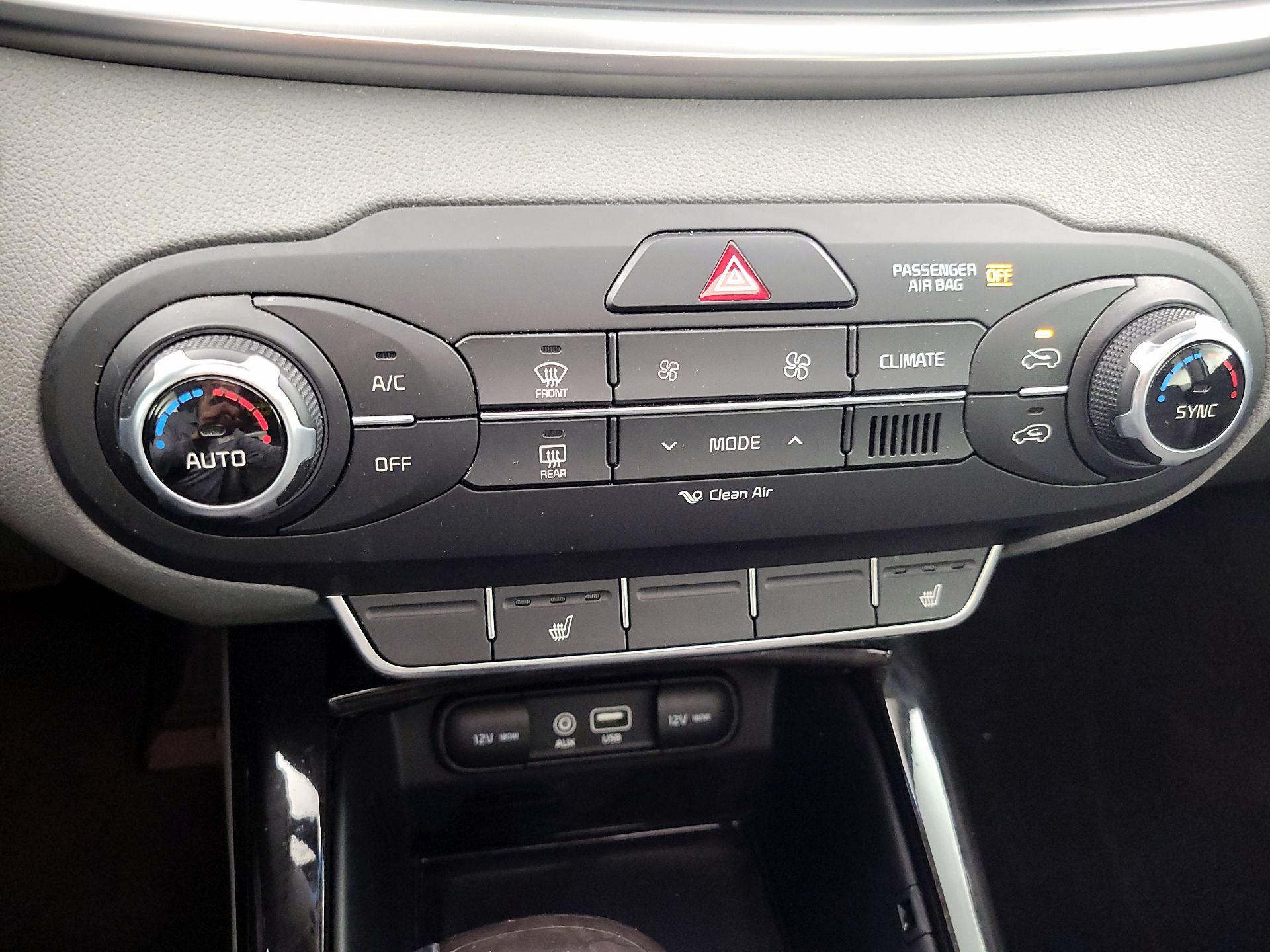 Thumbnail: 2016 Kia Sorento - 17