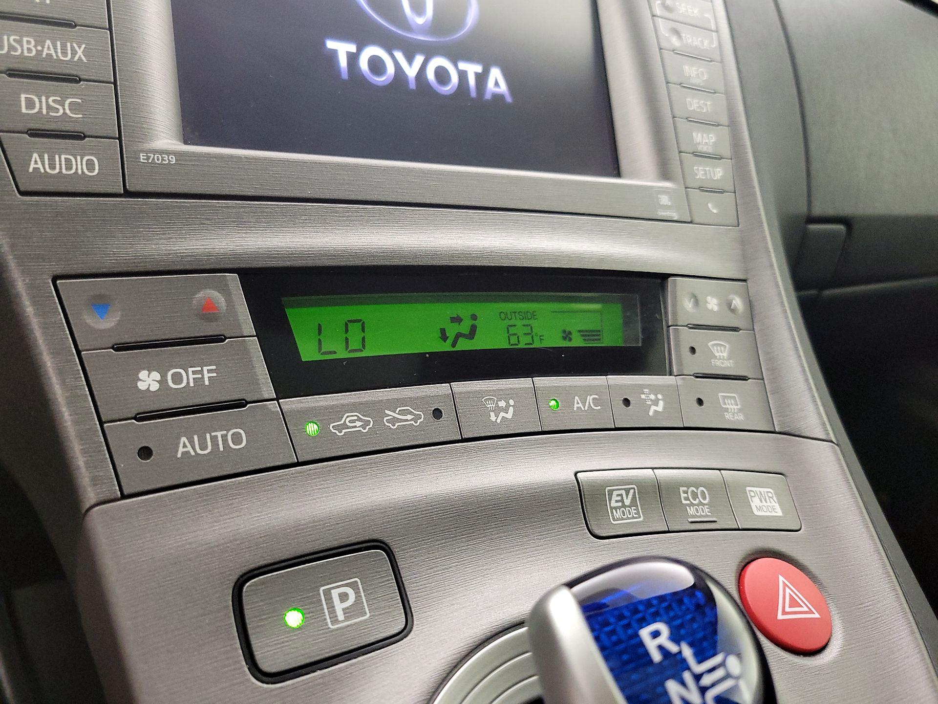 Thumbnail: 2015 Toyota Prius - 17