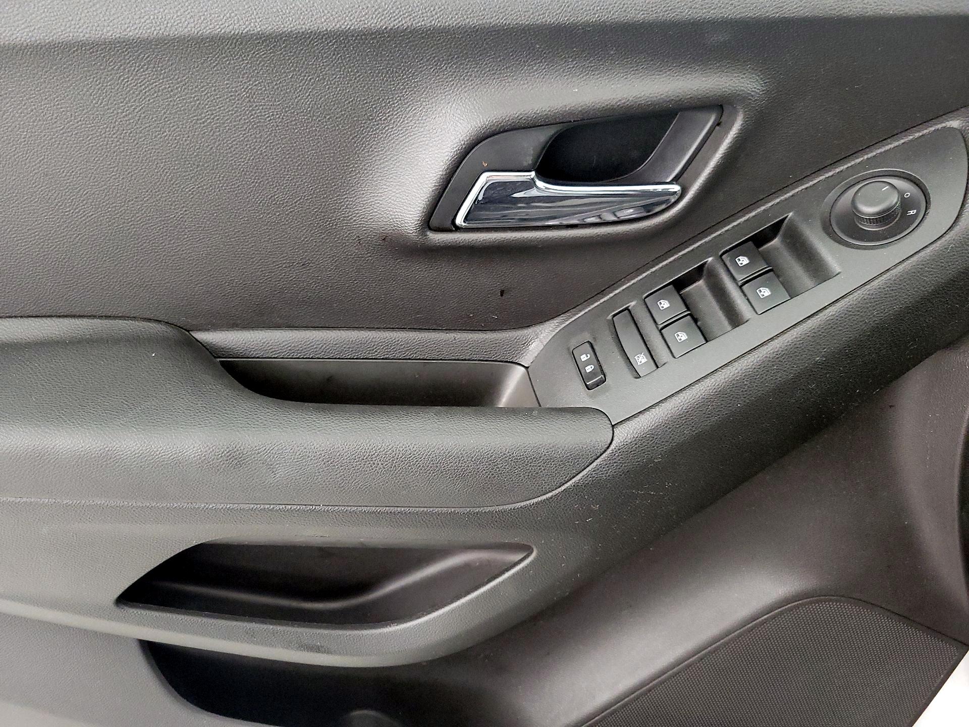 Thumbnail: 2018 Chevrolet Trax - 12