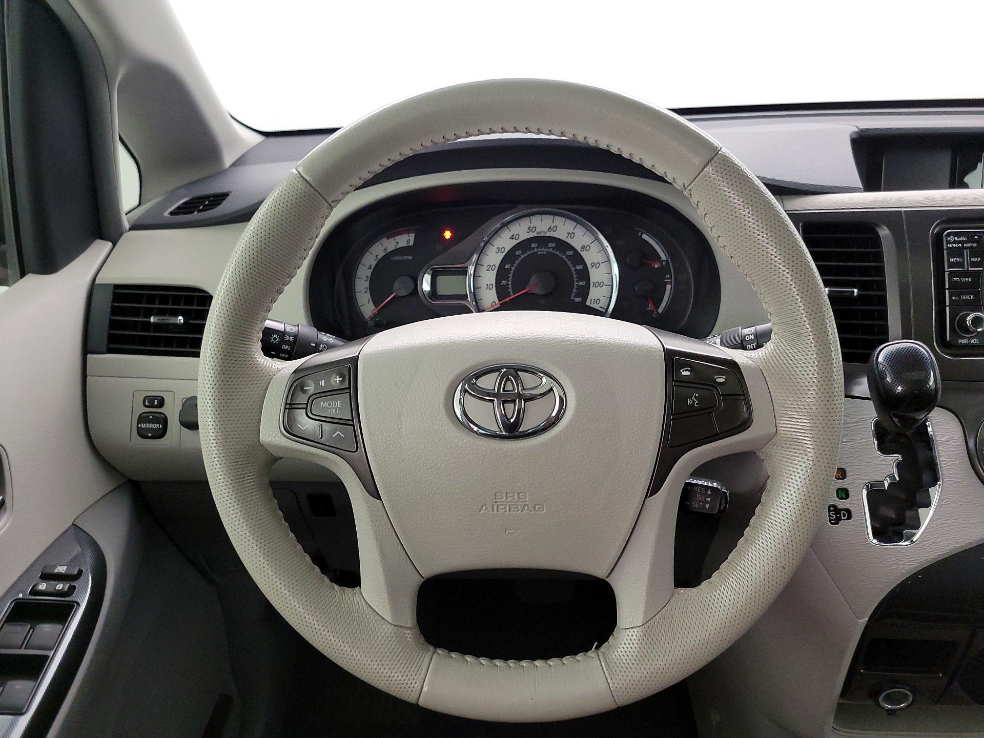 Thumbnail: 2014 Toyota Sienna - 10