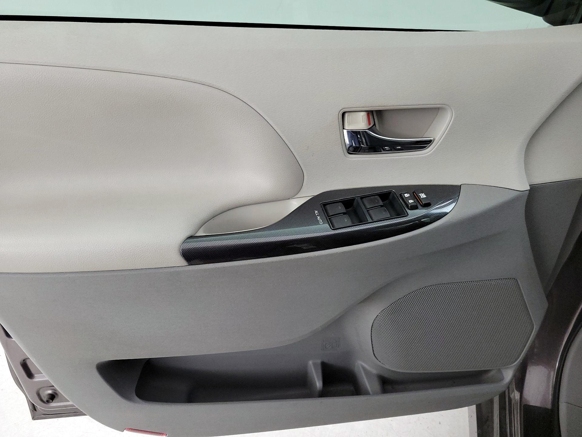 Thumbnail: 2014 Toyota Sienna - 12