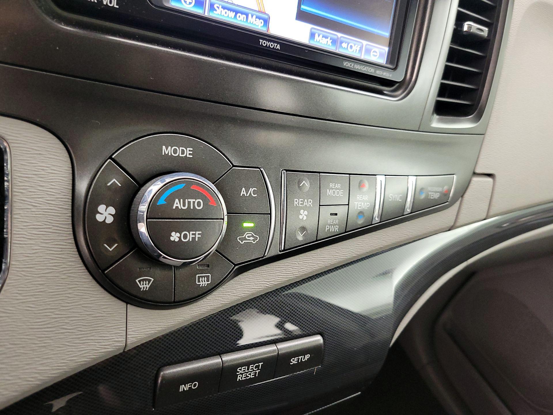 Thumbnail: 2014 Toyota Sienna - 17