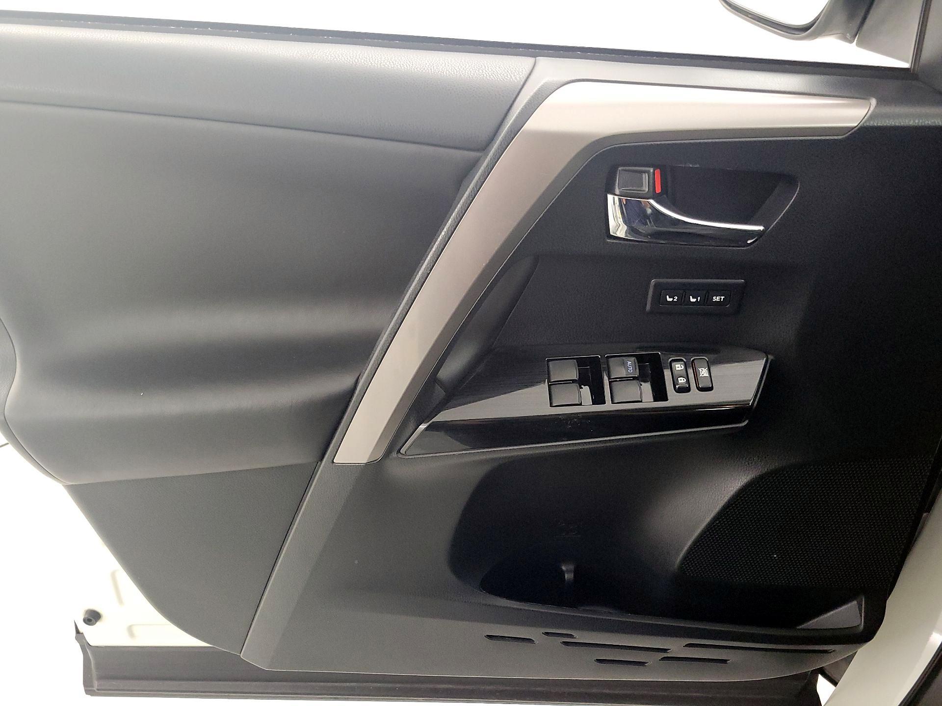 Thumbnail: 2018 Toyota RAV4 - 12