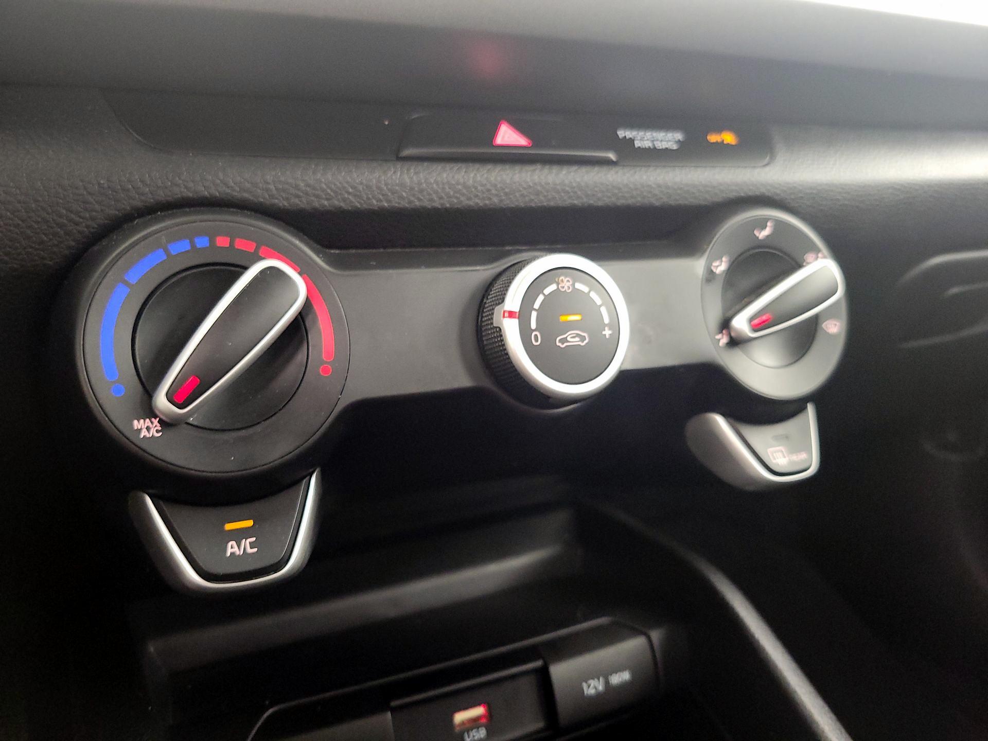 Thumbnail: 2022 Kia Rio - 16