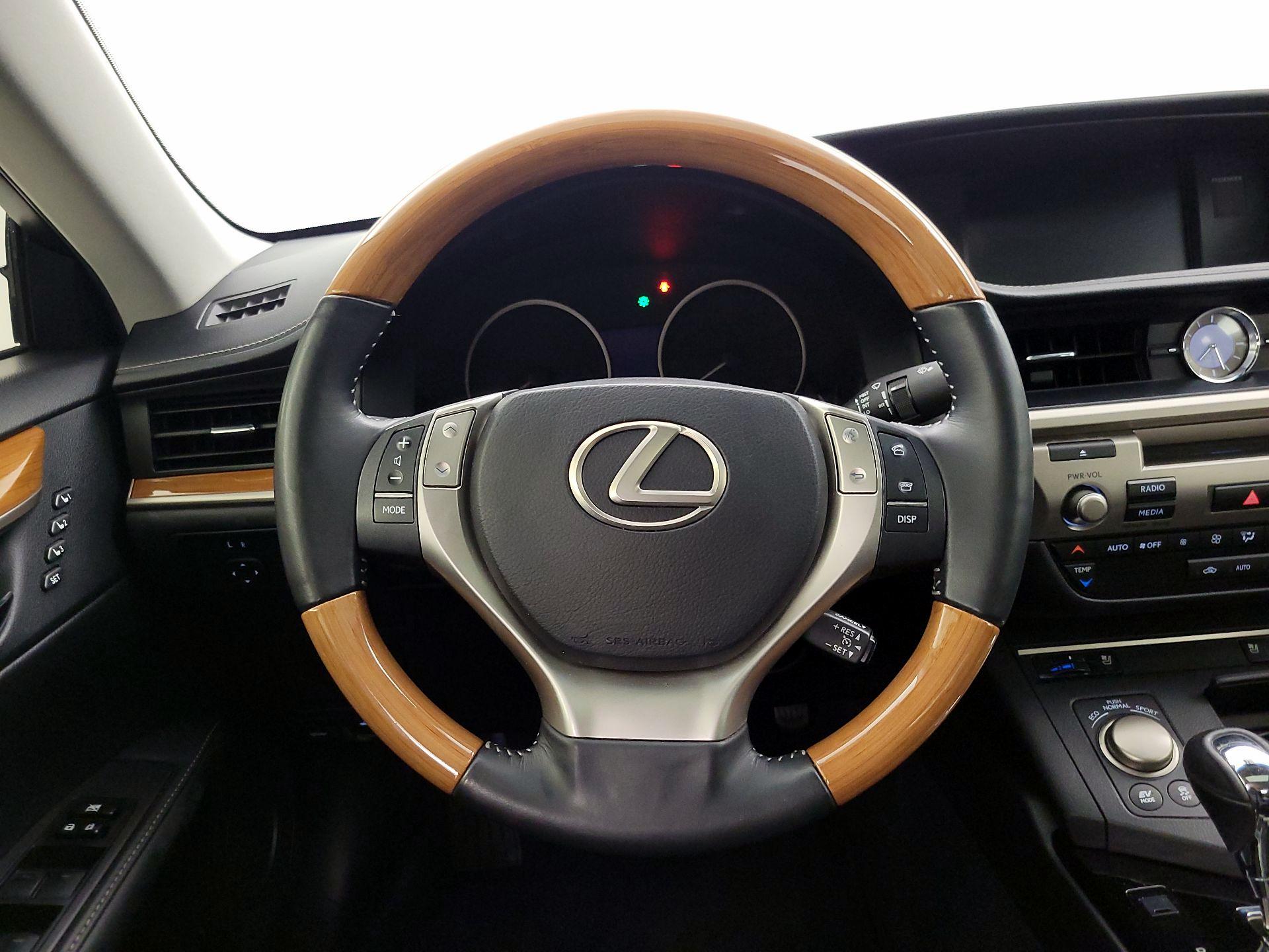 Thumbnail: 2015 Lexus ES - 10