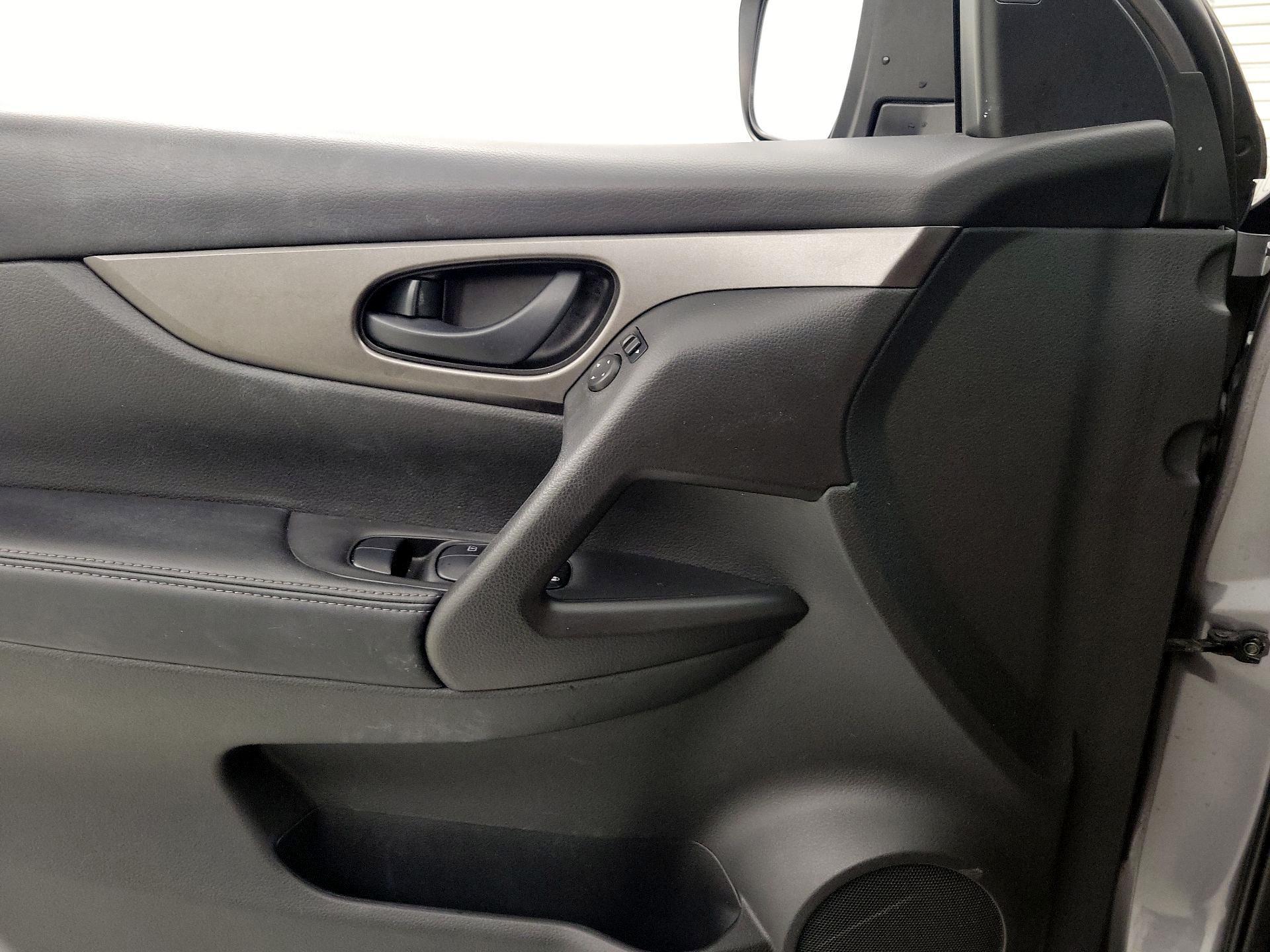 Thumbnail: 2019 Nissan Rogue Sport - 12