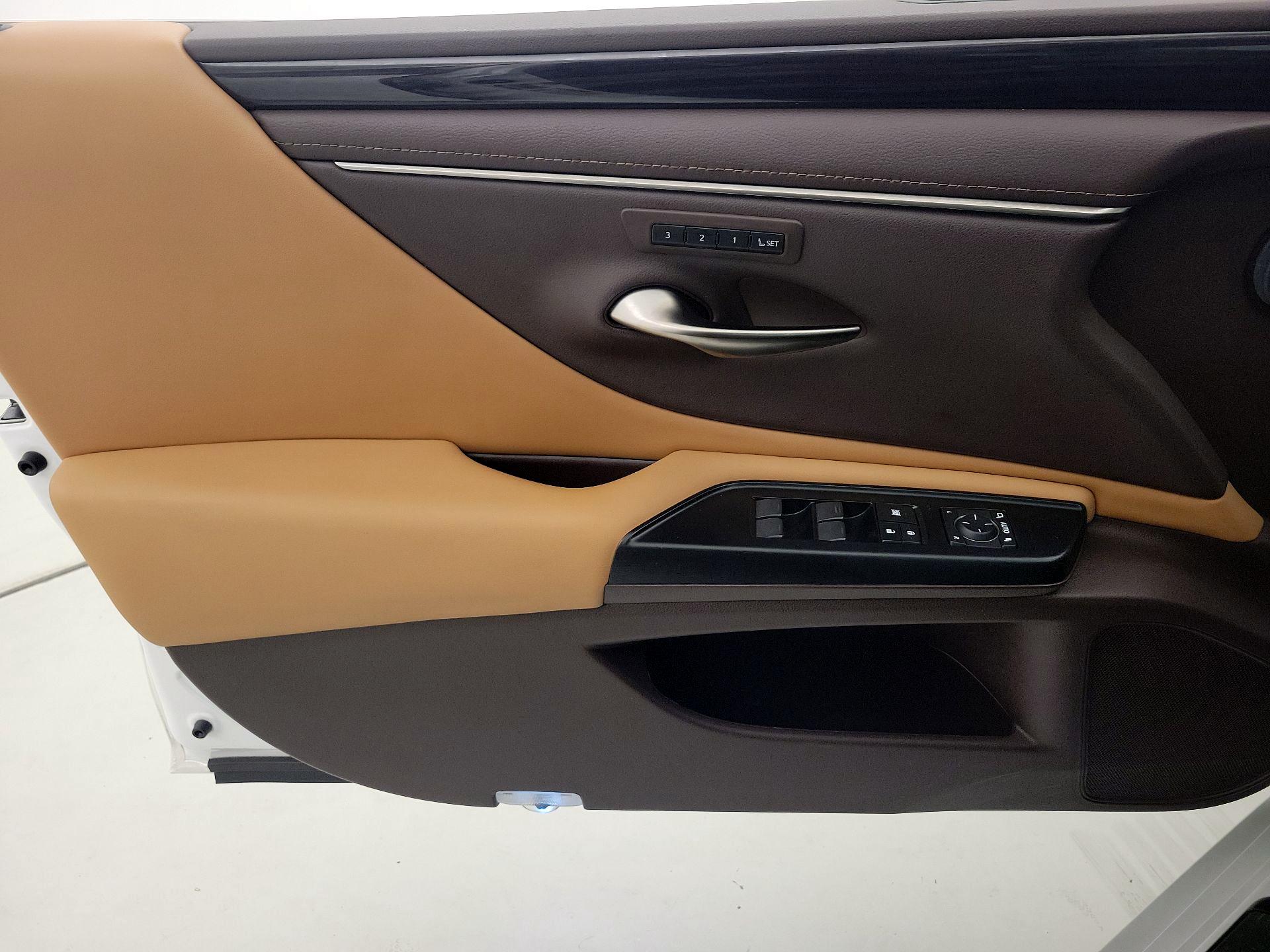 Thumbnail: 2020 Lexus ES - 12