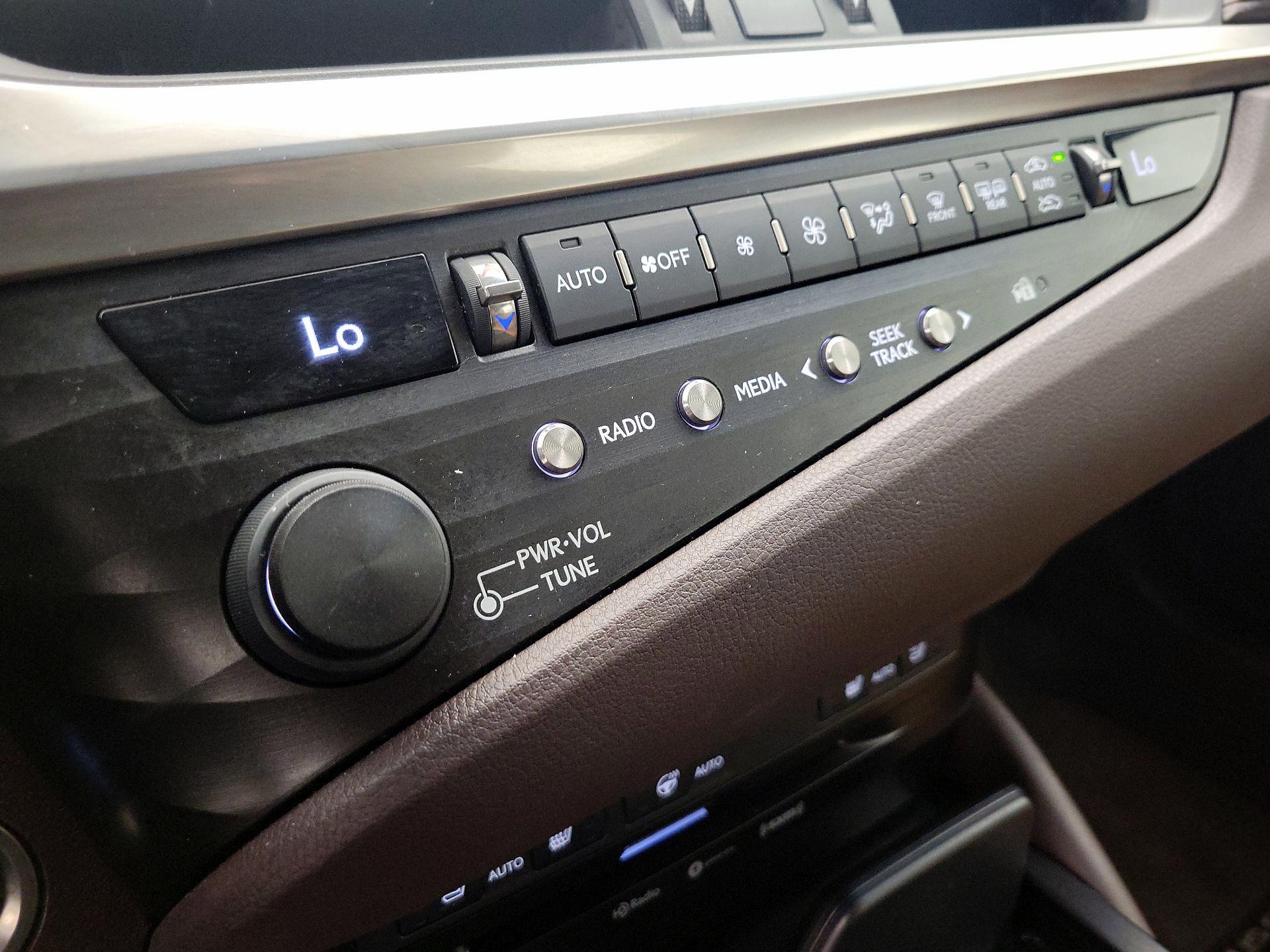 Thumbnail: 2020 Lexus ES - 16