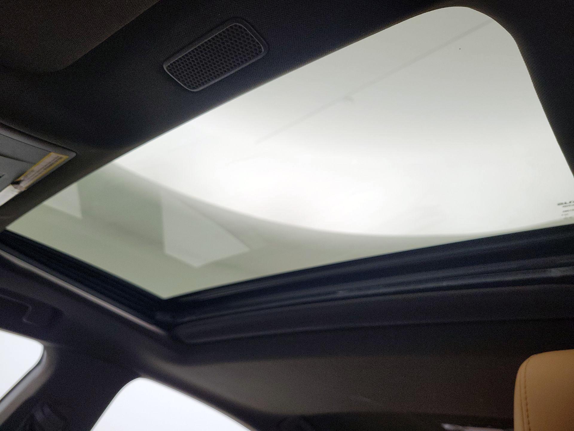 Thumbnail: 2020 Lexus ES - 19