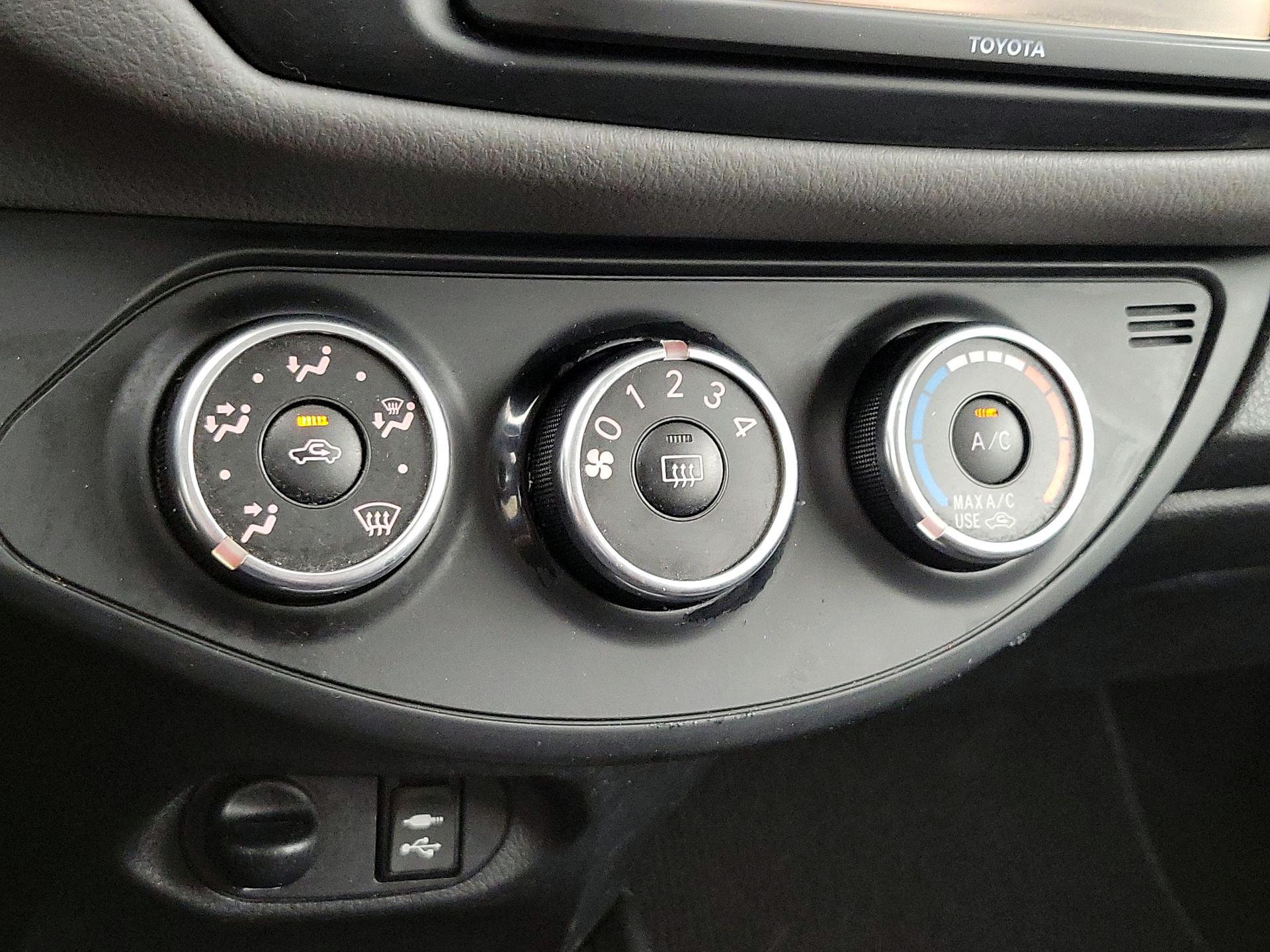 Thumbnail: 2015 Toyota Yaris - 15