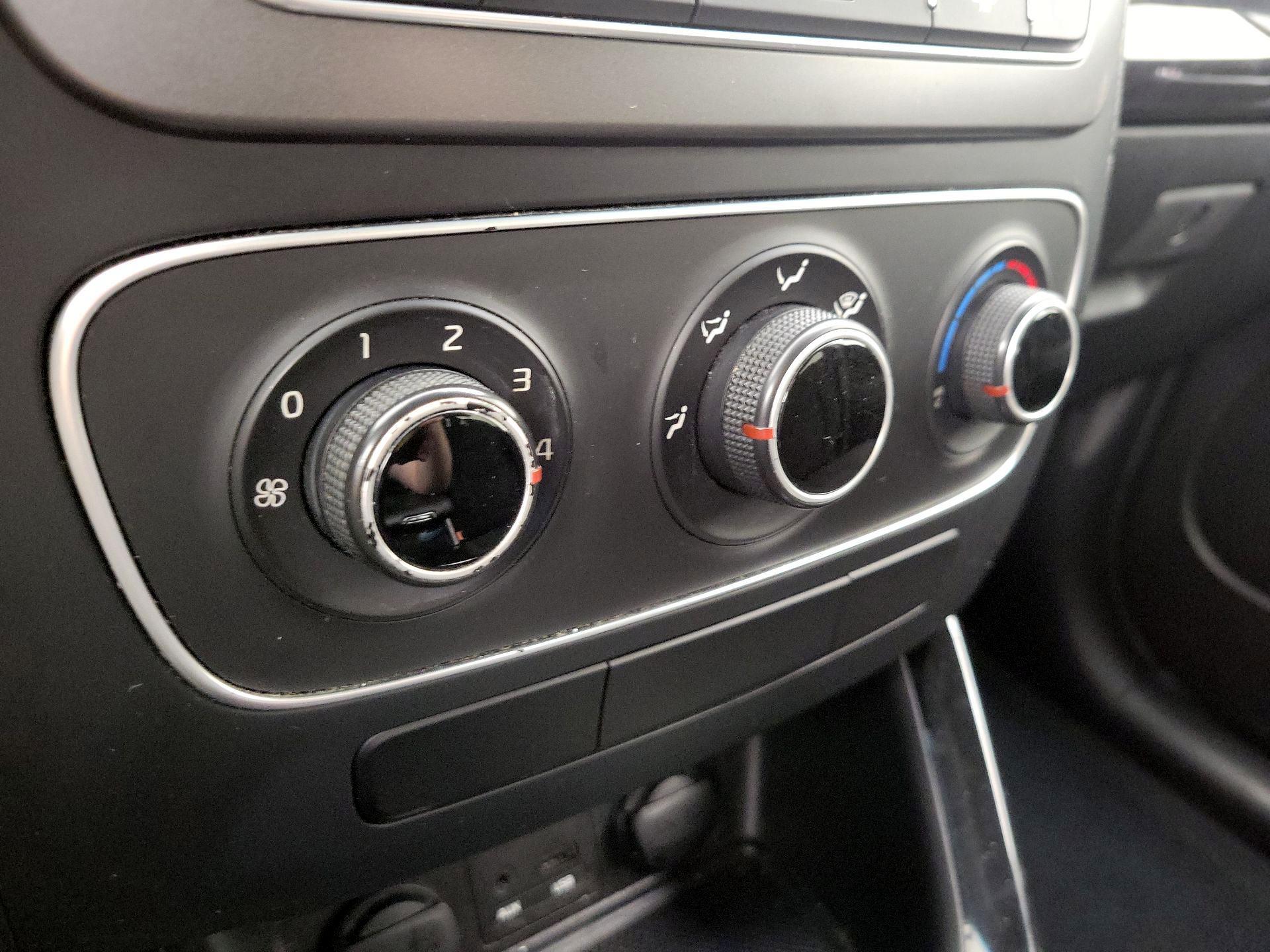 Thumbnail: 2015 Kia Sorento - 15