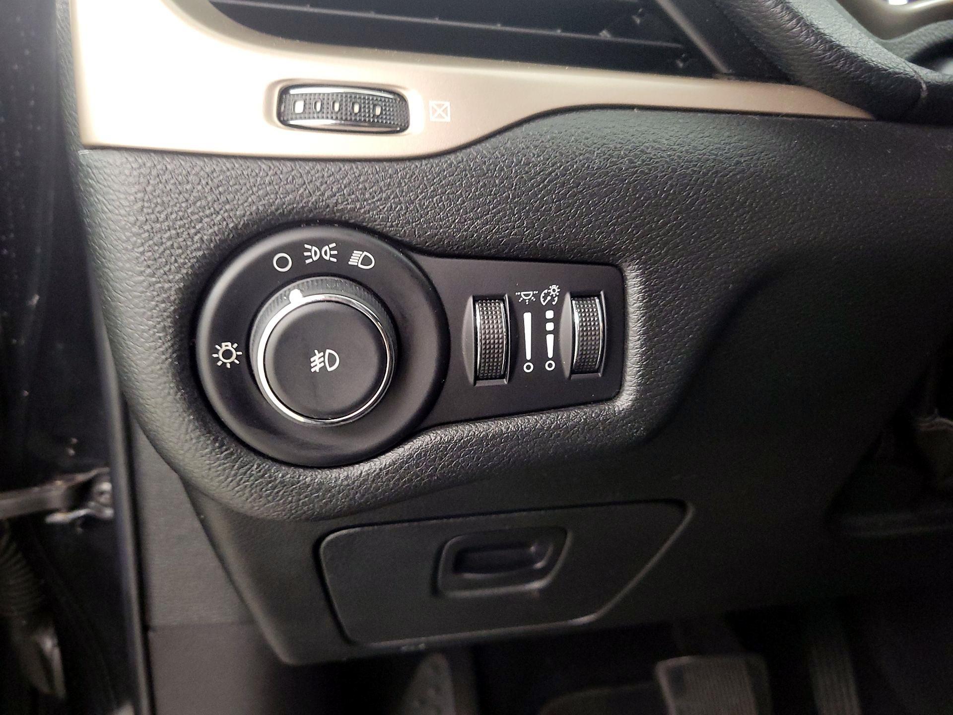 Thumbnail: 2014 Jeep Cherokee - 11