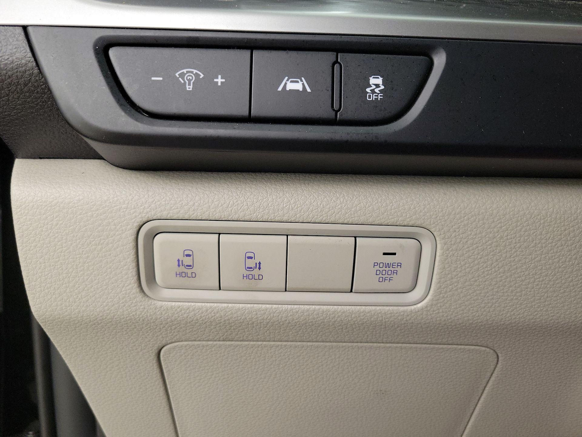 Thumbnail: 2023 Kia Carnival - 13