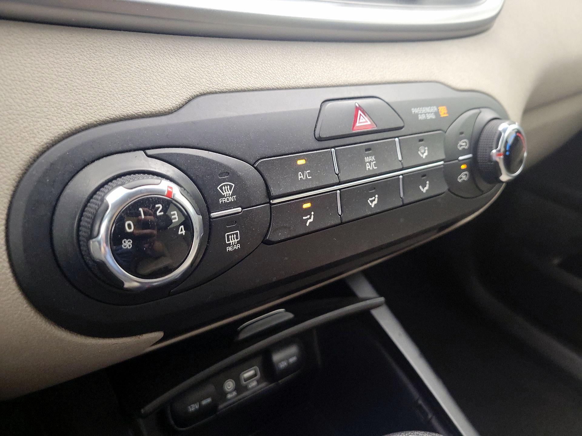 Thumbnail: 2019 Kia Sorento - 16