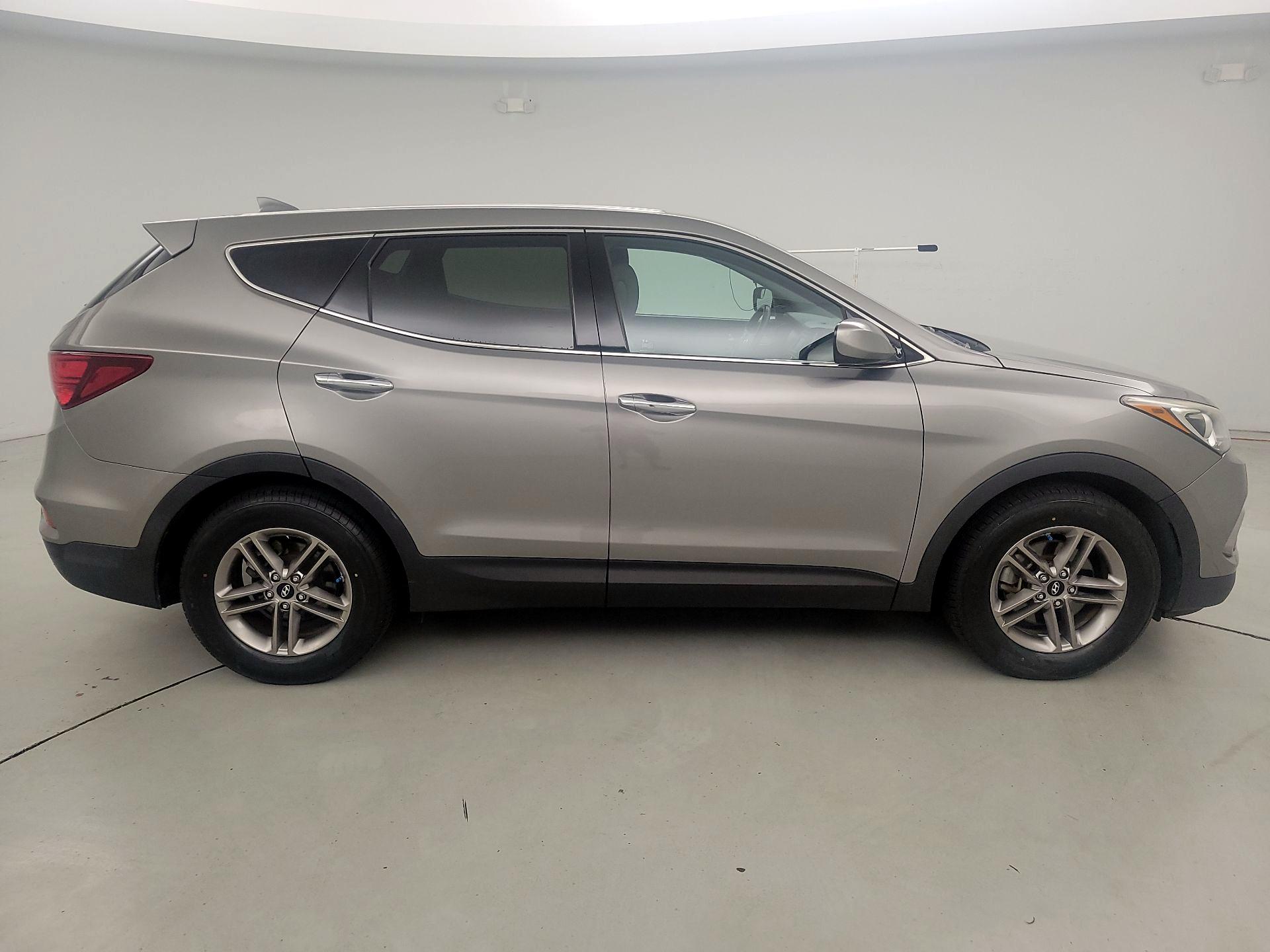 Thumbnail: 2017 Hyundai Santa Fe - 4