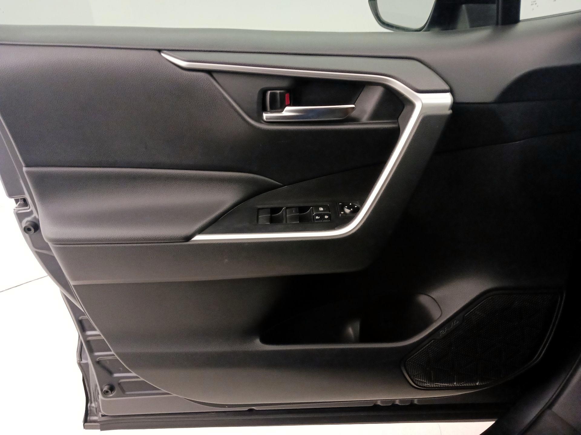 Thumbnail: 2020 Toyota RAV4 - 10
