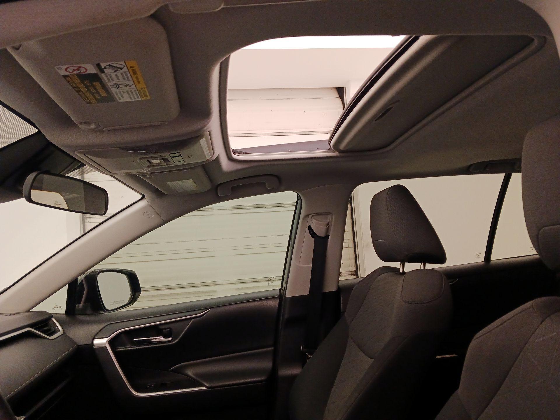 Thumbnail: 2020 Toyota RAV4 - 17