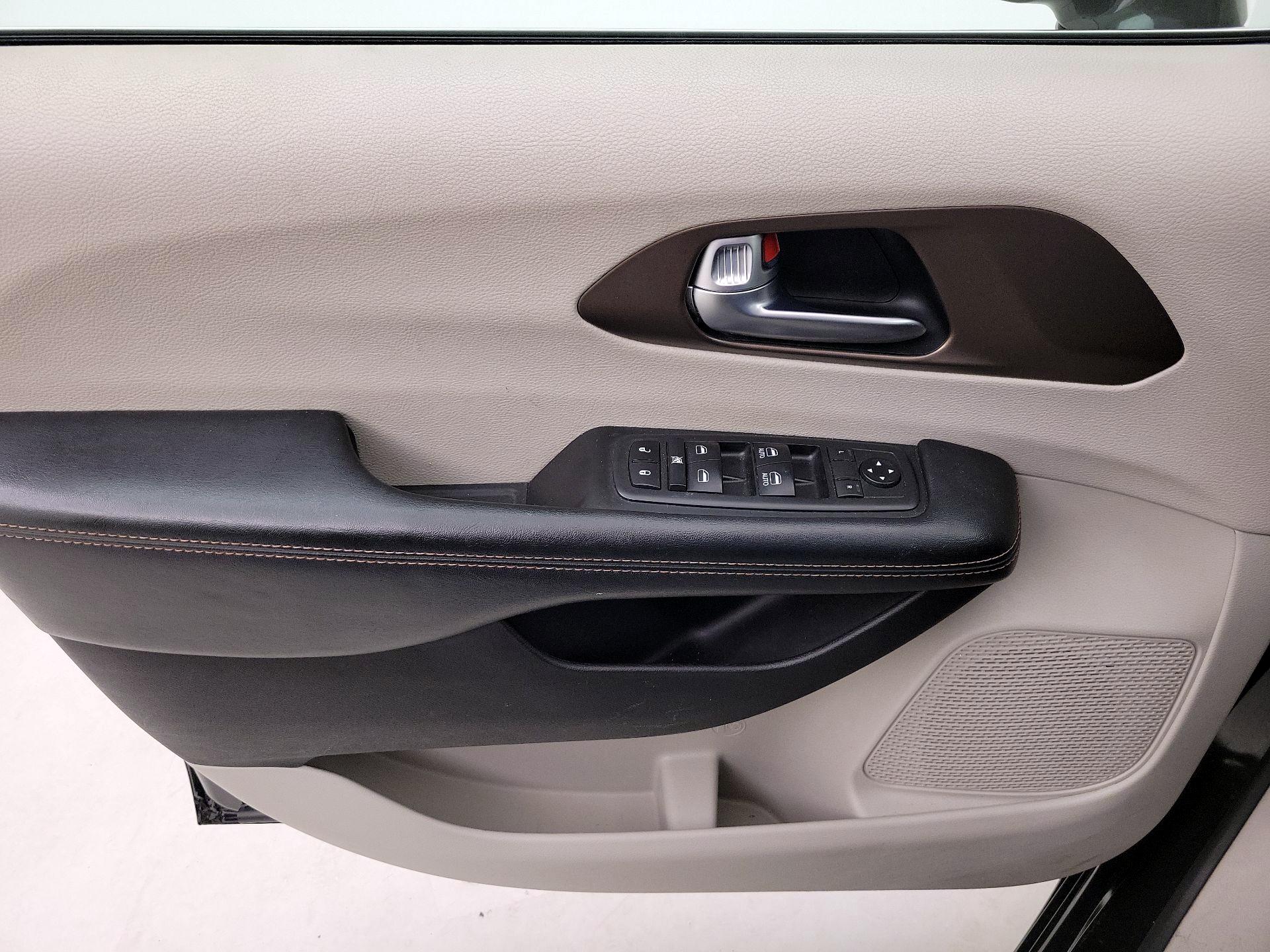 Thumbnail: 2019 Chrysler Pacifica - 12