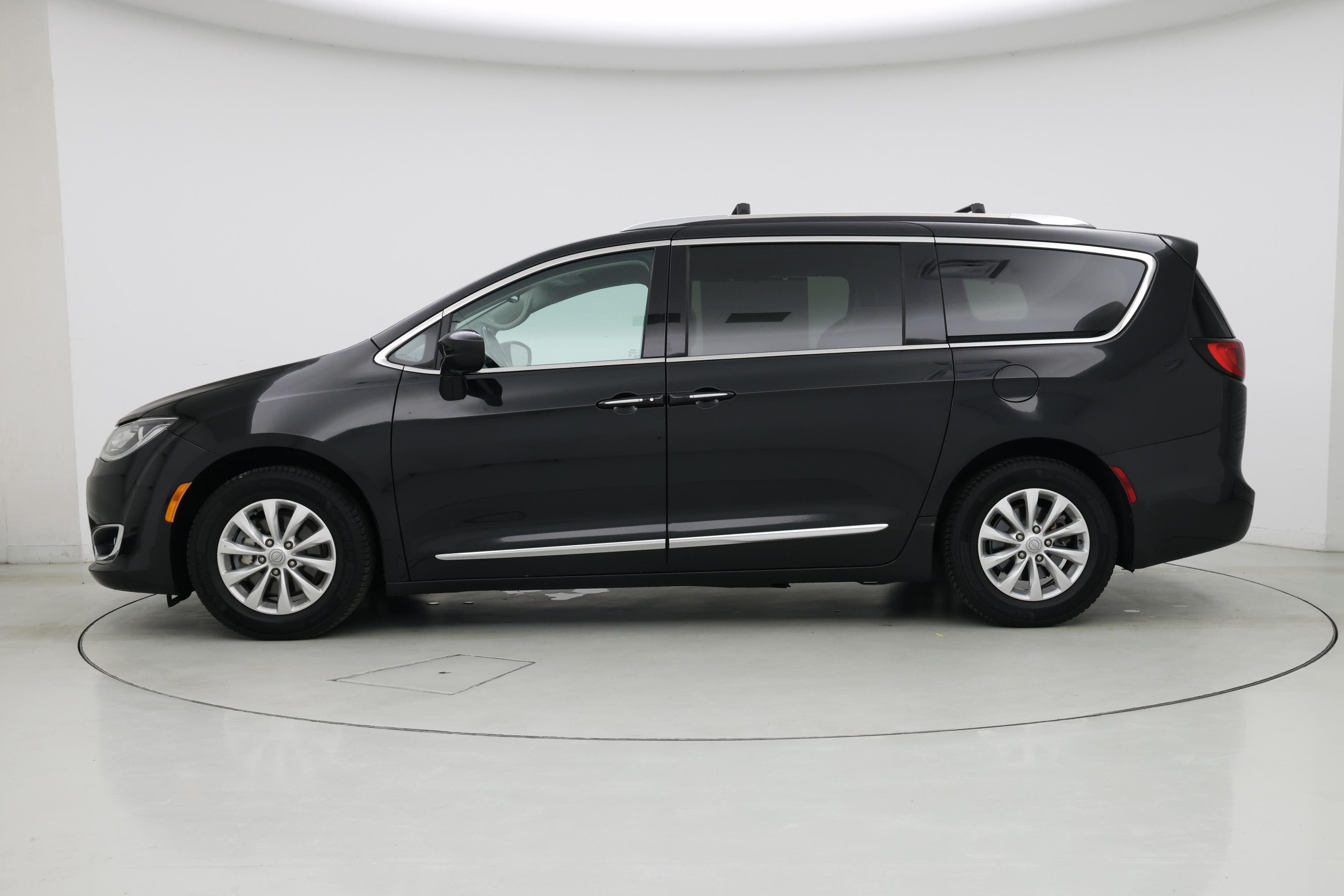 Thumbnail: 2019 Chrysler Pacifica - 3