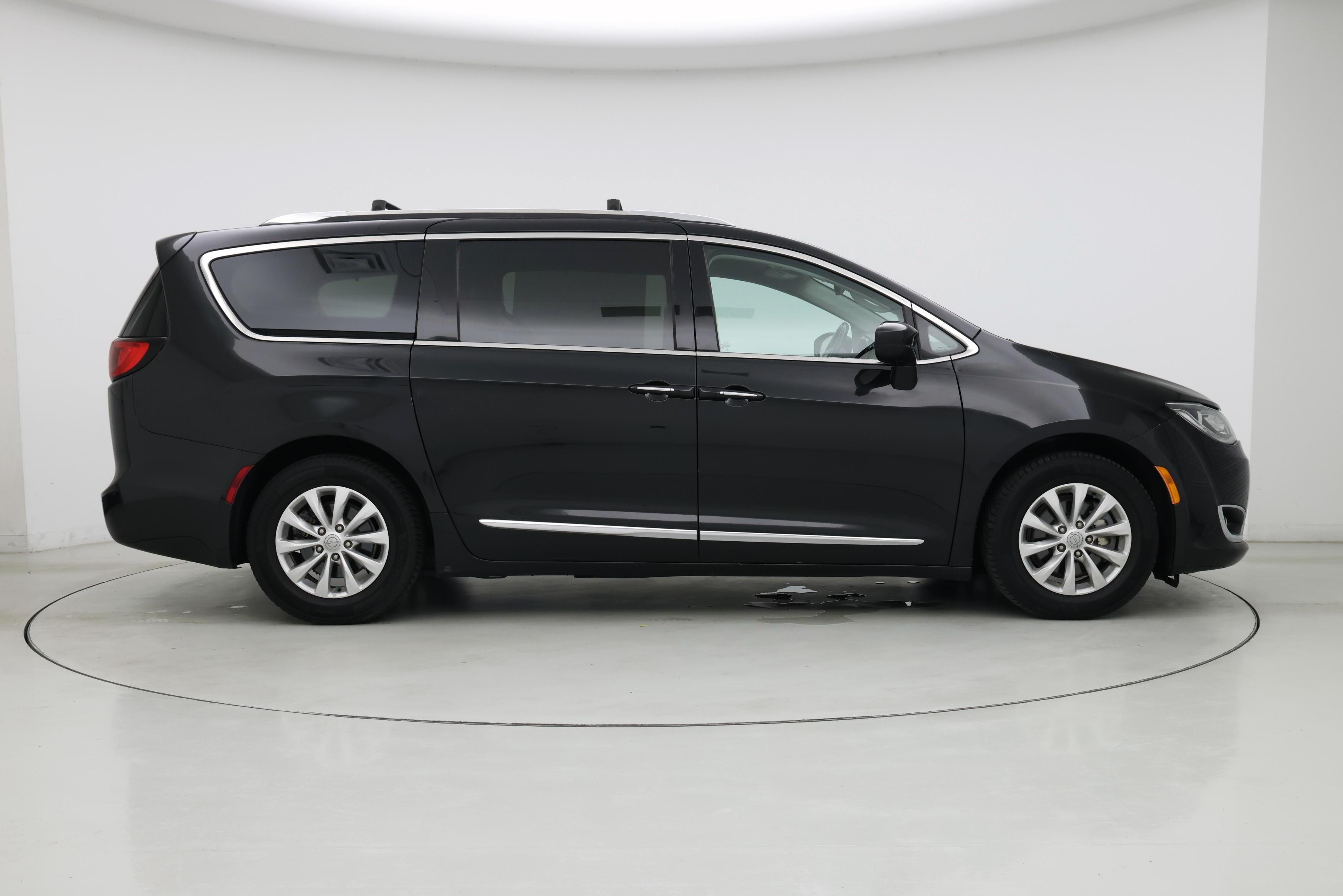 Thumbnail: 2019 Chrysler Pacifica - 7