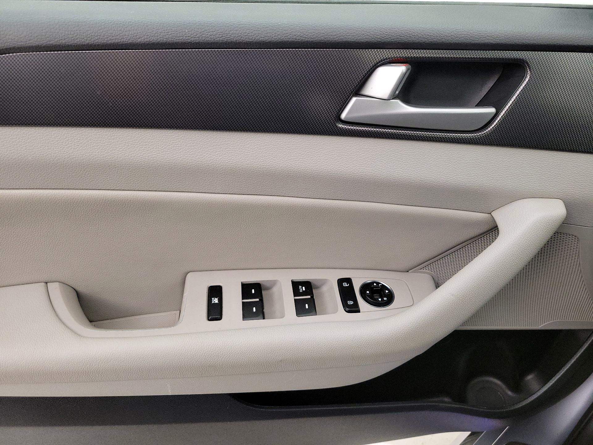 Thumbnail: 2016 Hyundai Sonata - 12