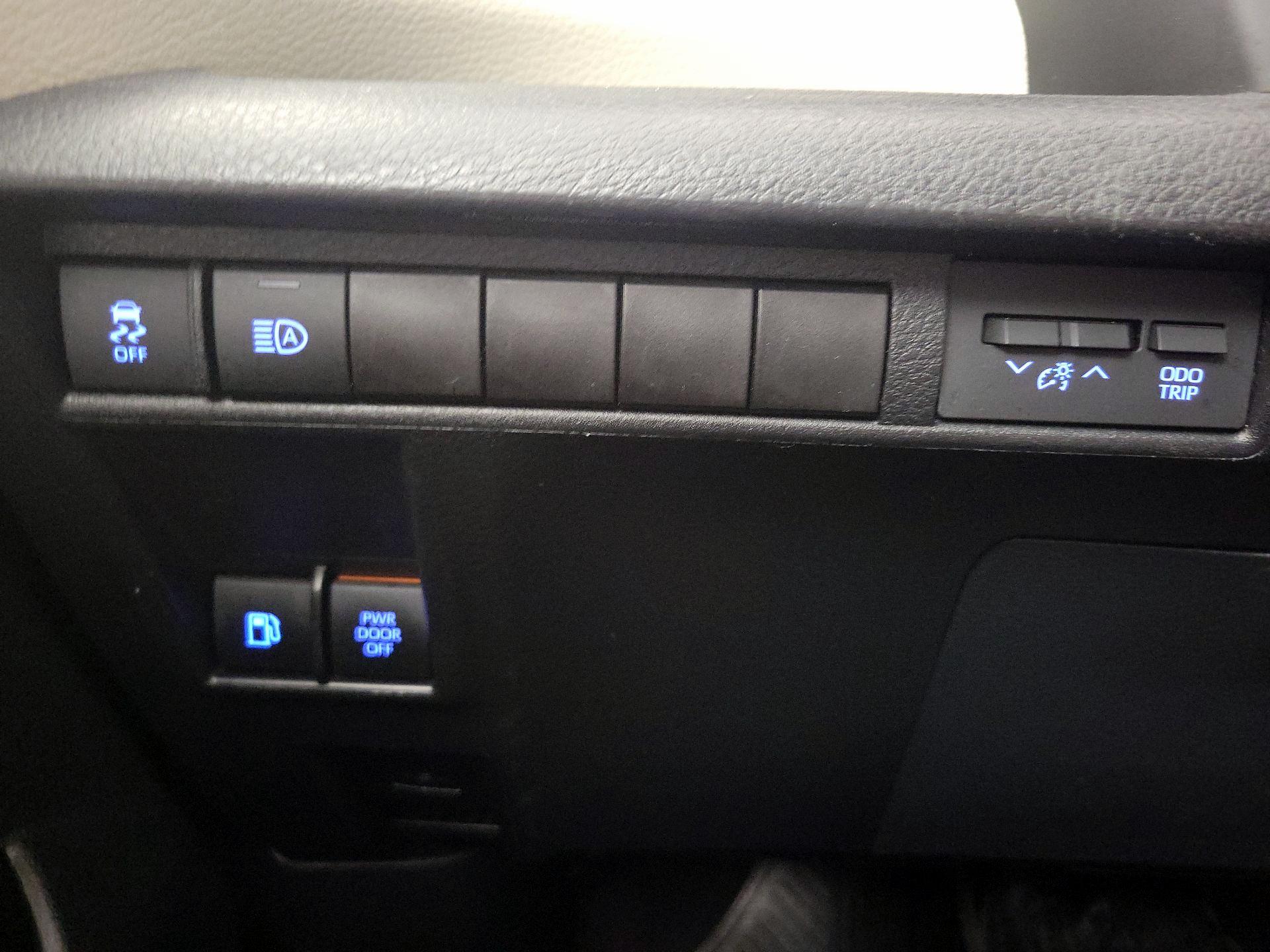 Thumbnail: 2021 Toyota Sienna - 13