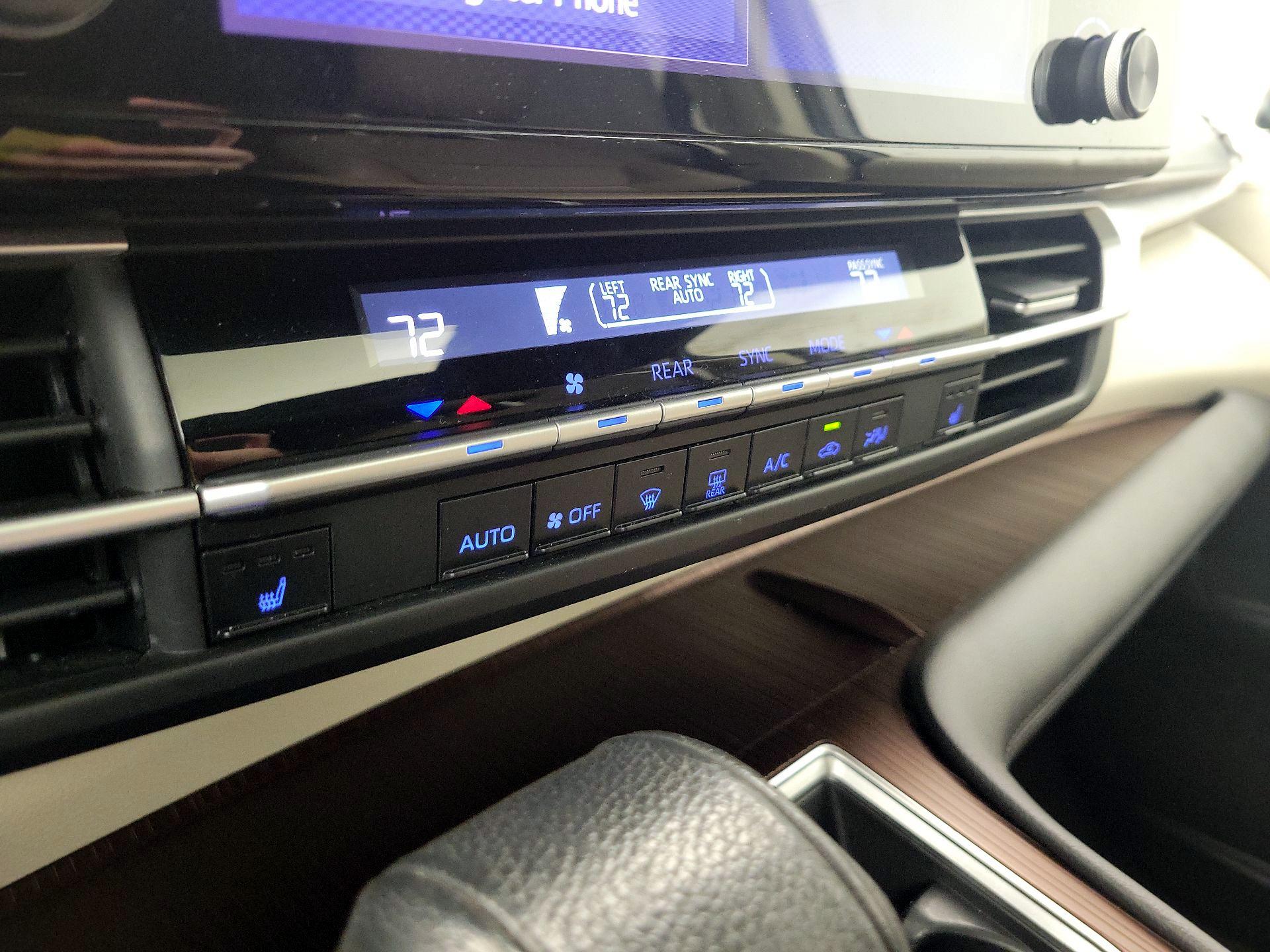 Thumbnail: 2021 Toyota Sienna - 16