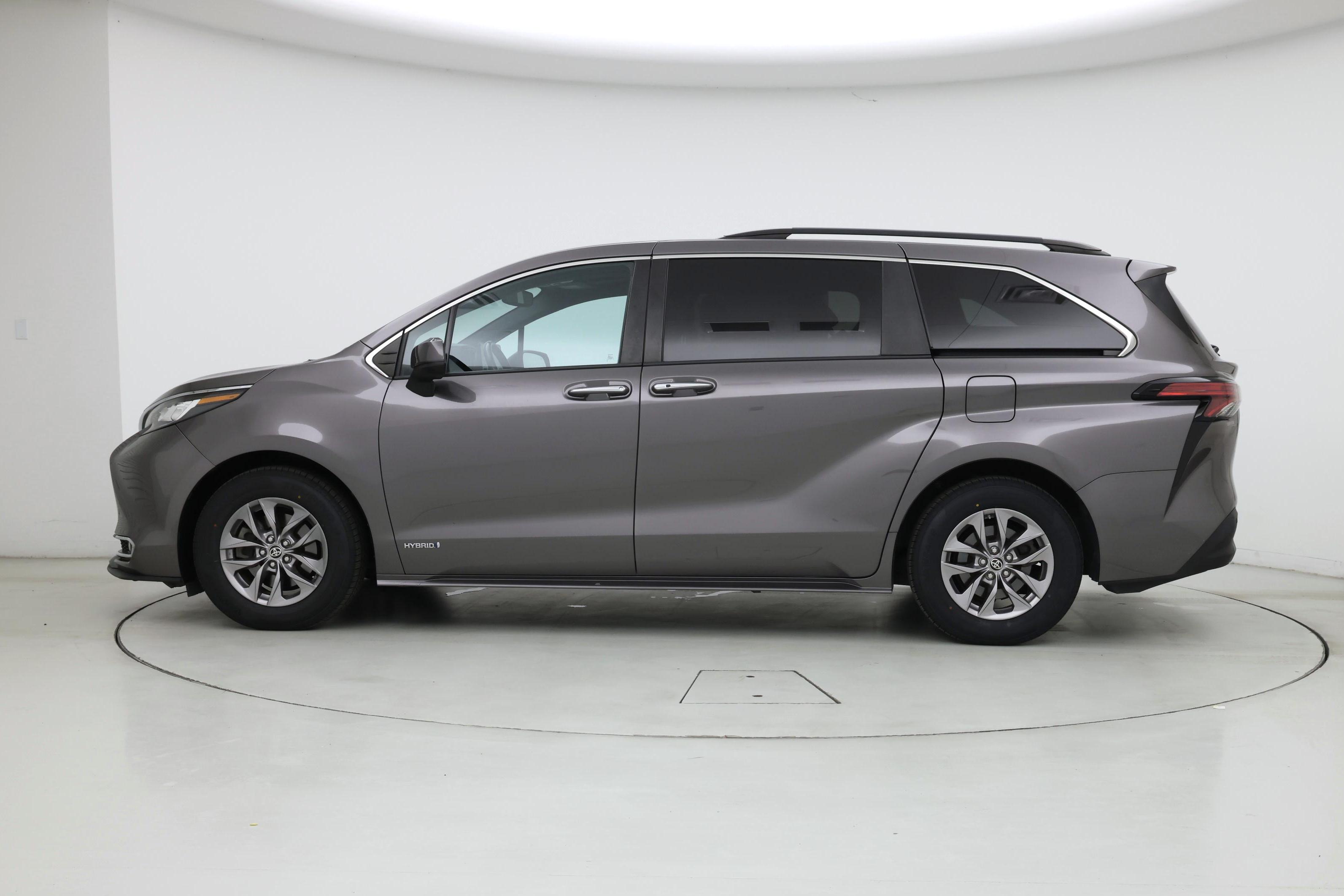 Thumbnail: 2021 Toyota Sienna - 3