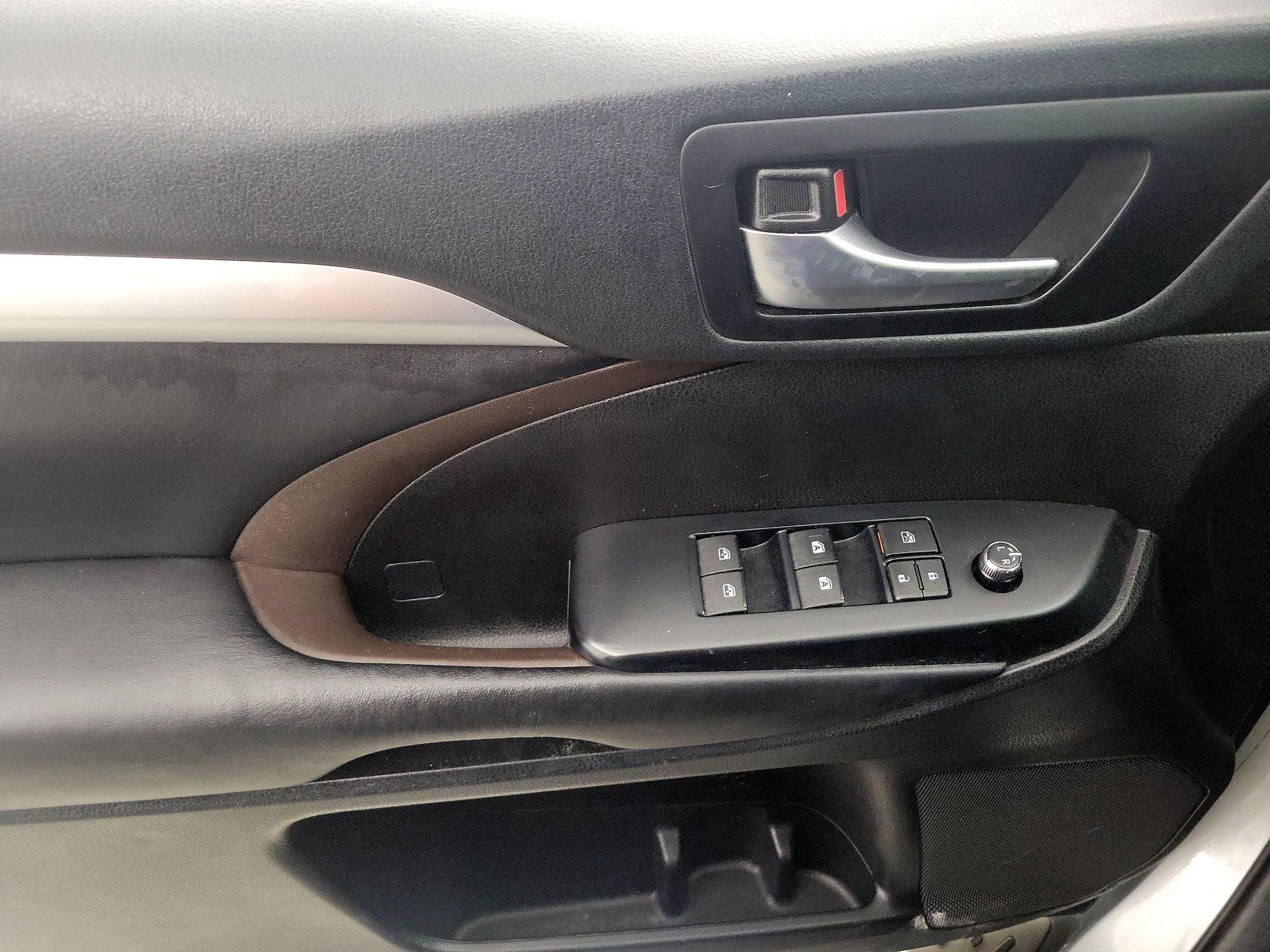 Thumbnail: 2019 Toyota Highlander - 12
