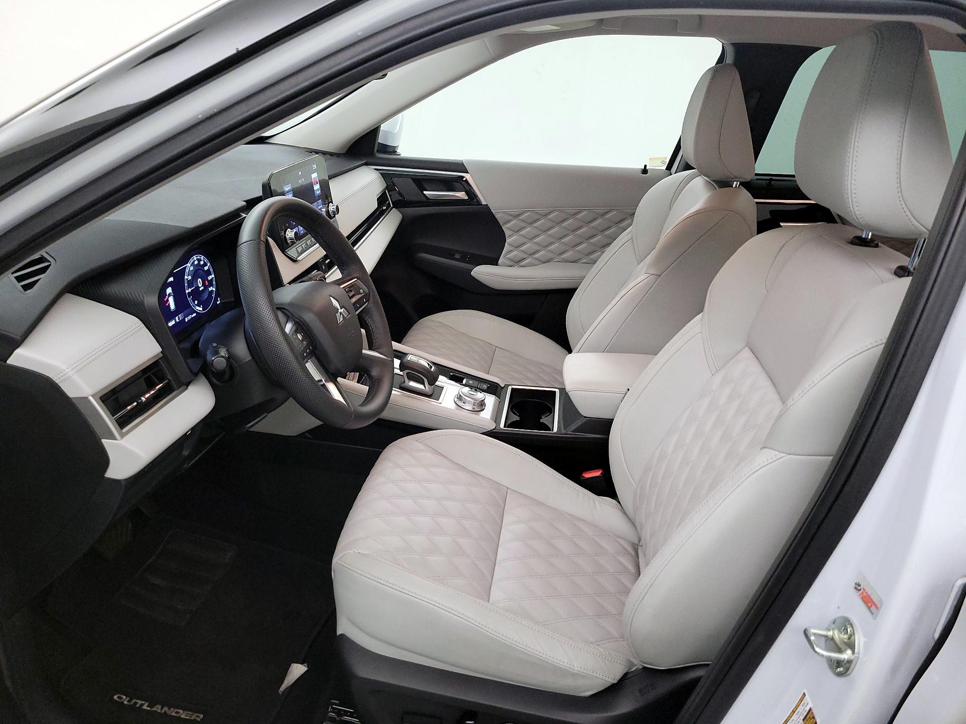 Thumbnail: 2023 Mitsubishi Outlander - 9