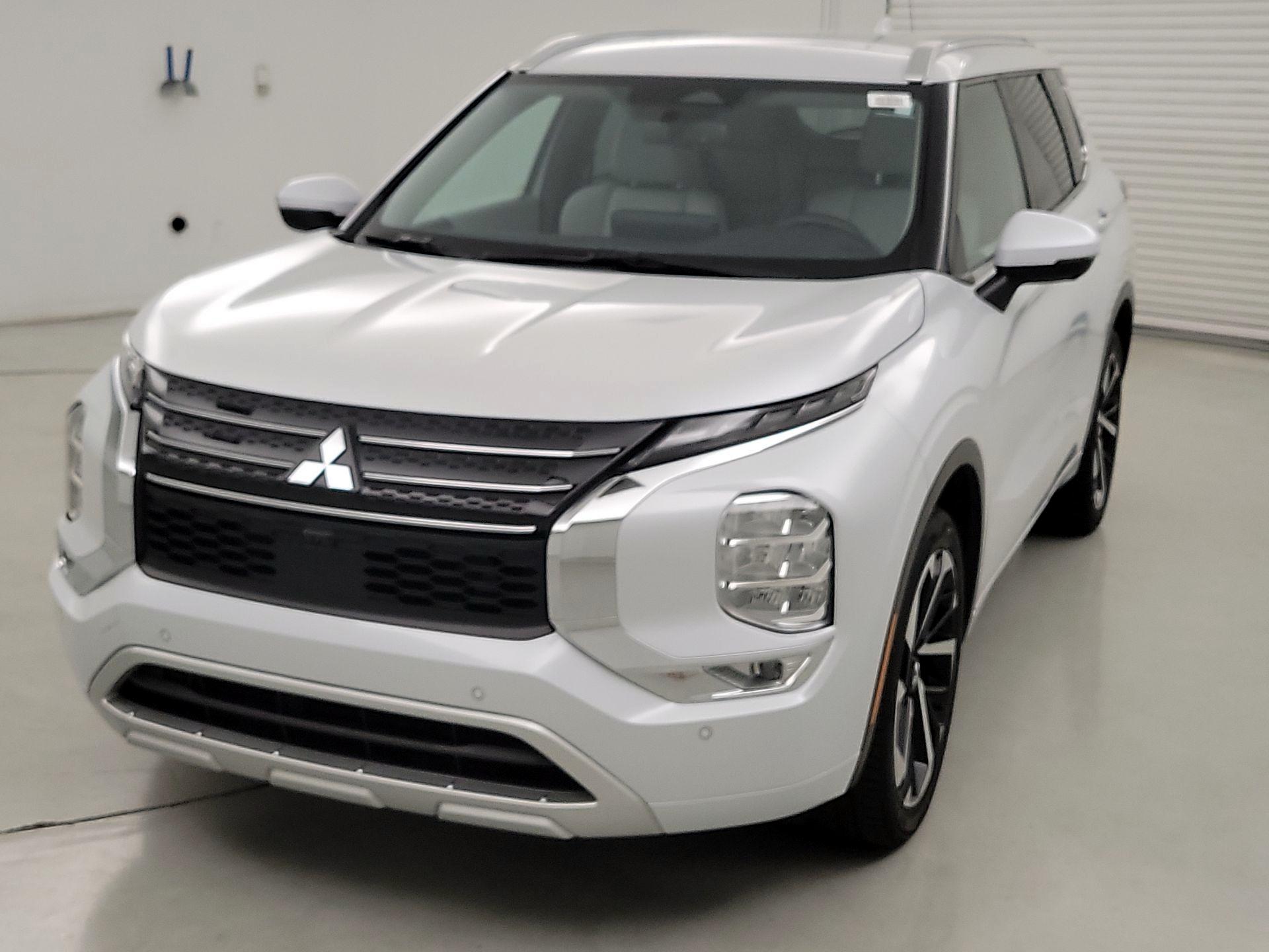 Thumbnail: 2023 Mitsubishi Outlander - 3