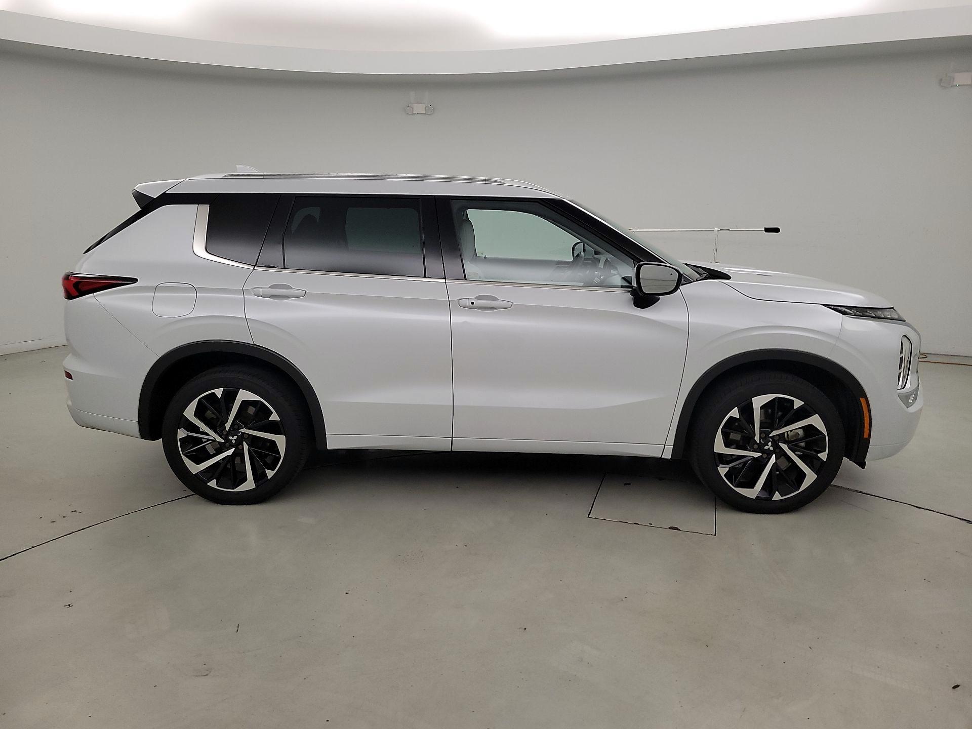 Thumbnail: 2023 Mitsubishi Outlander - 4