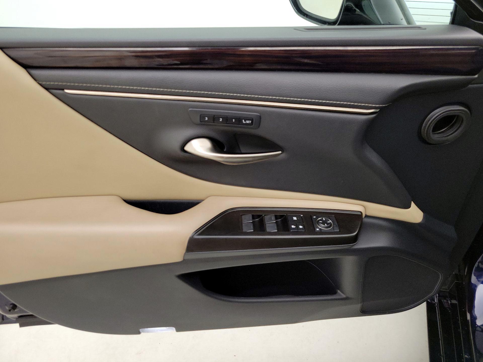 Thumbnail: 2019 Lexus ES - 12