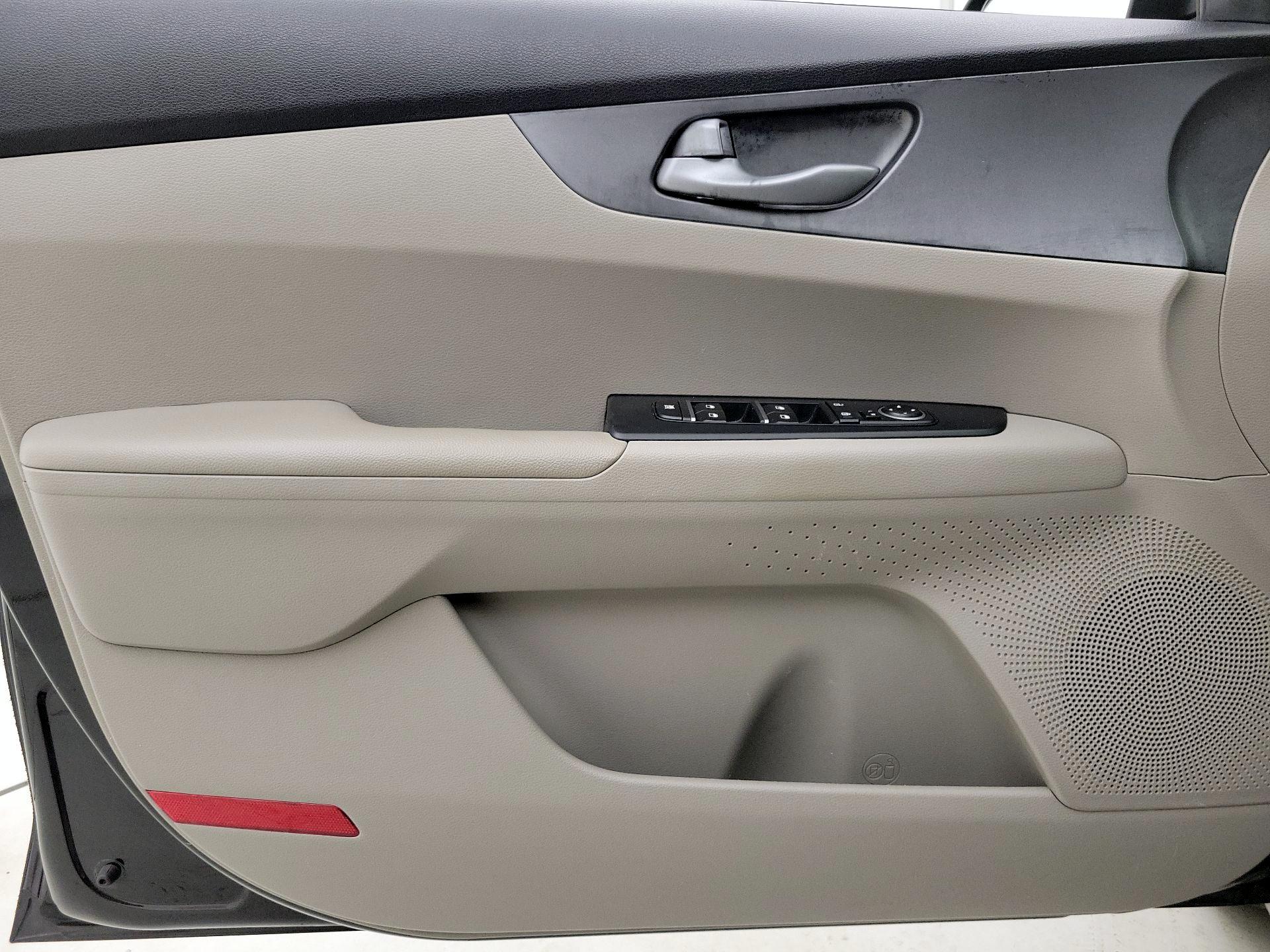 Thumbnail: 2019 Kia Forte - 12