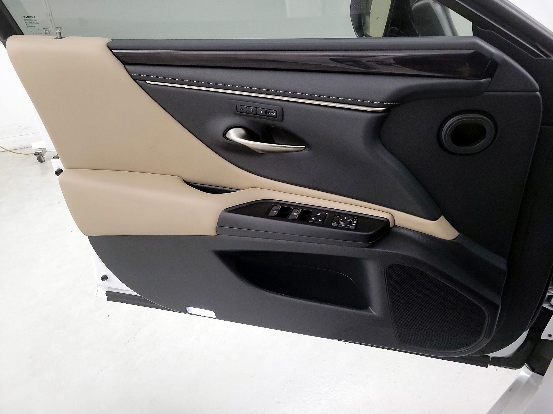 Thumbnail: 2021 Lexus ES - 10