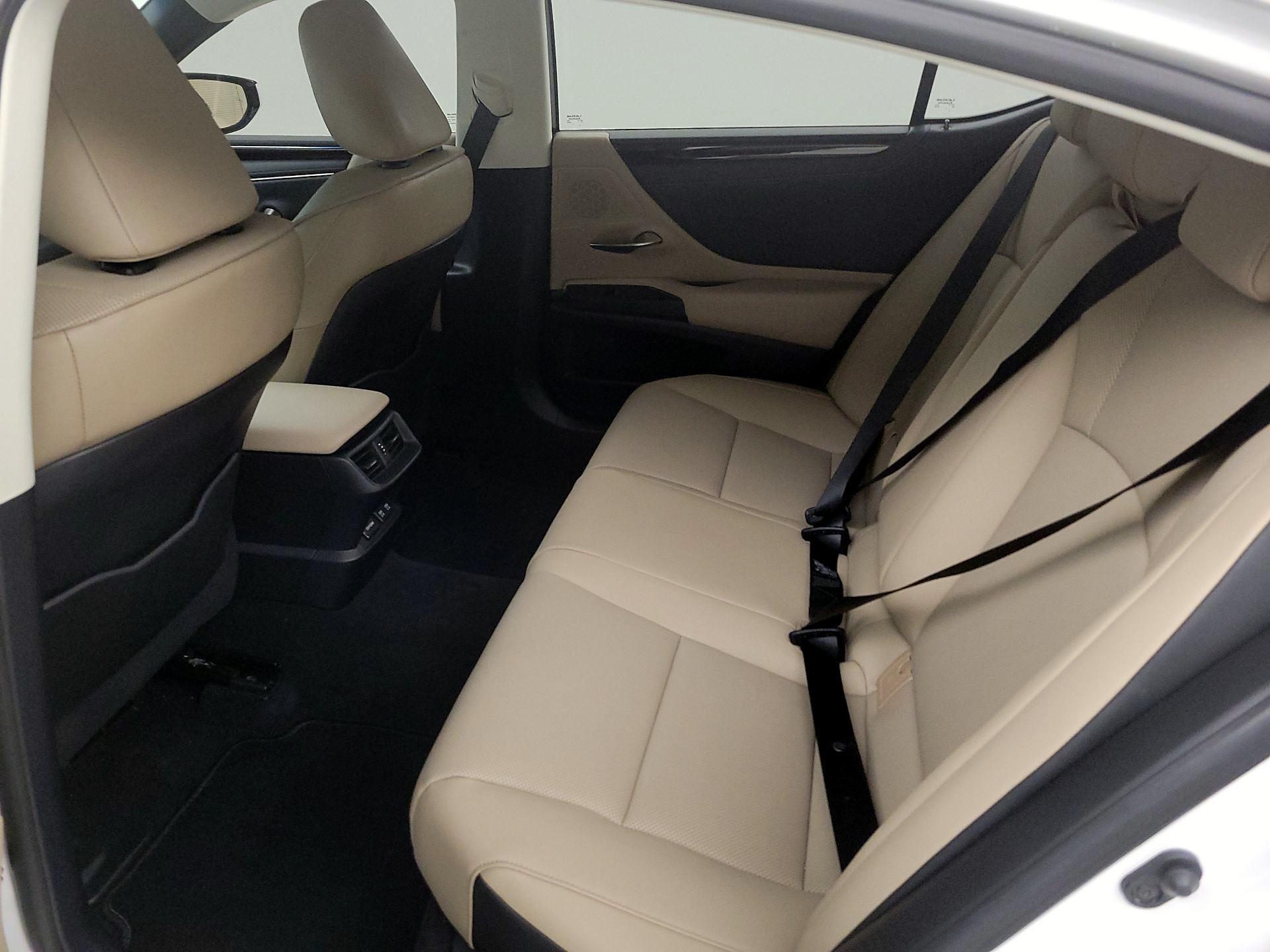 Thumbnail: 2021 Lexus ES - 18