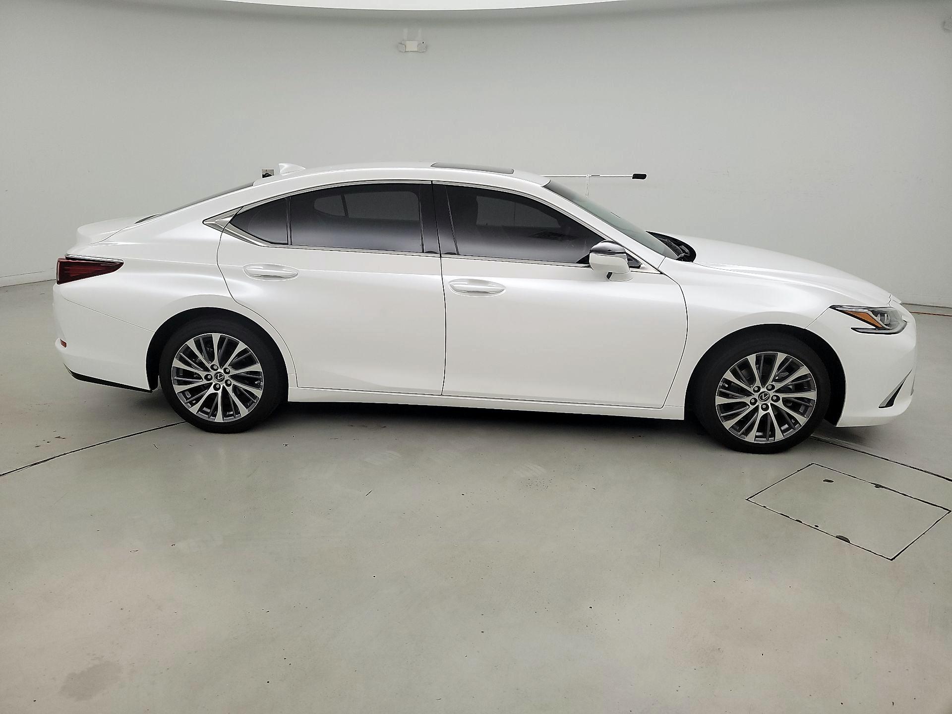 Thumbnail: 2021 Lexus ES - 4
