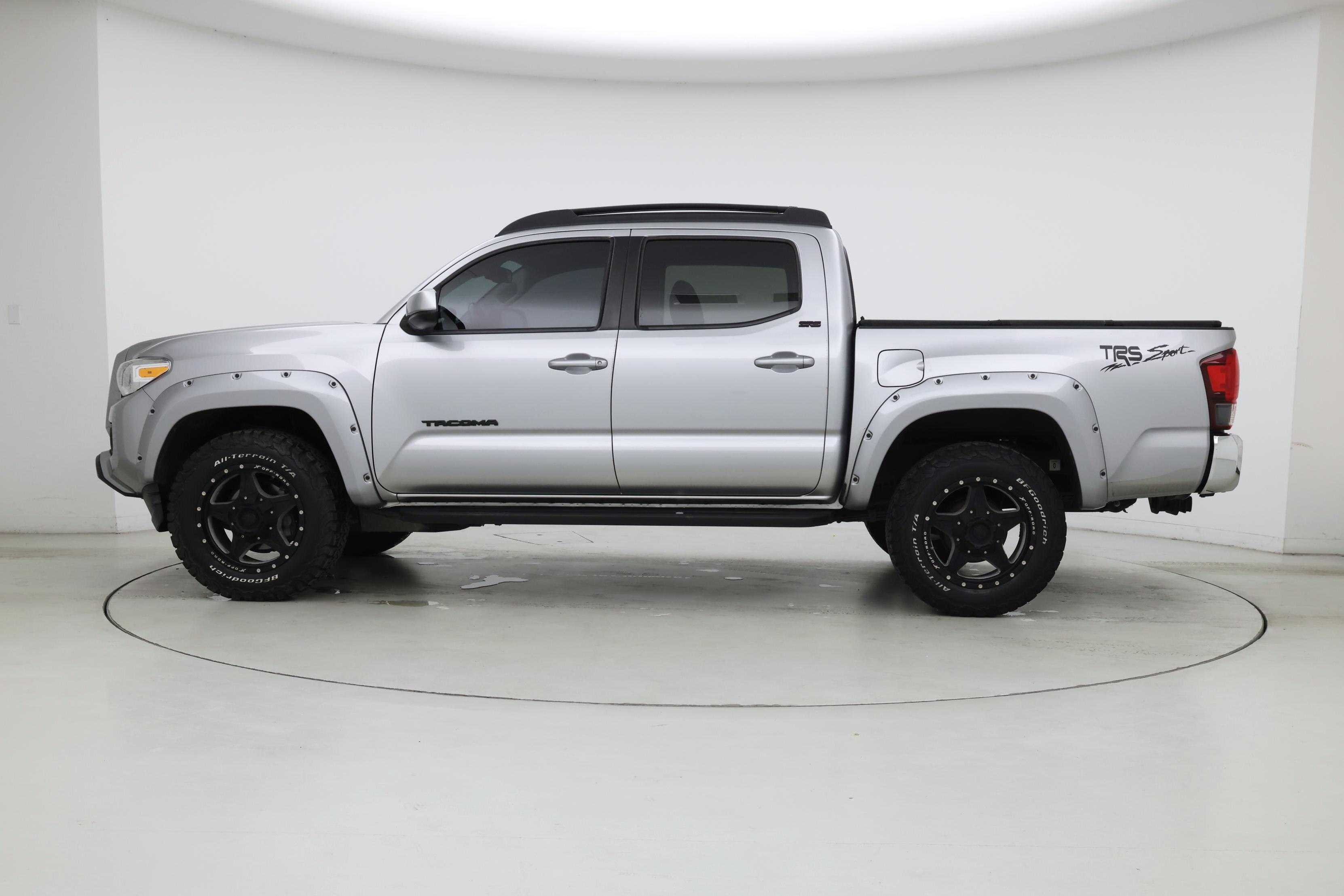 Thumbnail: 2018 Toyota Tacoma - 3