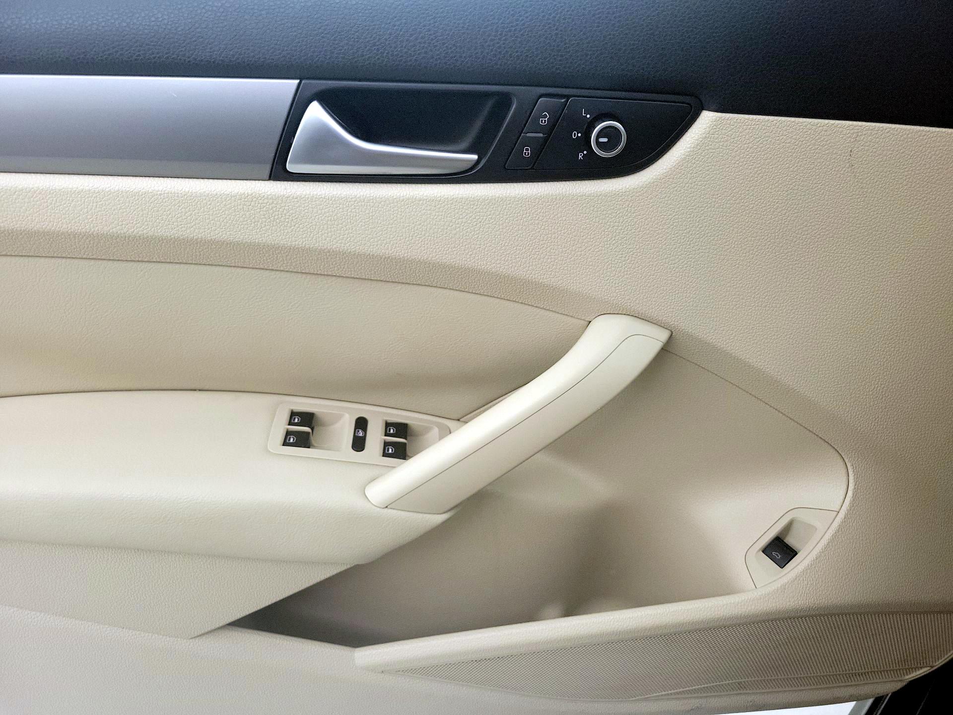 Thumbnail: 2015 Volkswagen Passat - 12