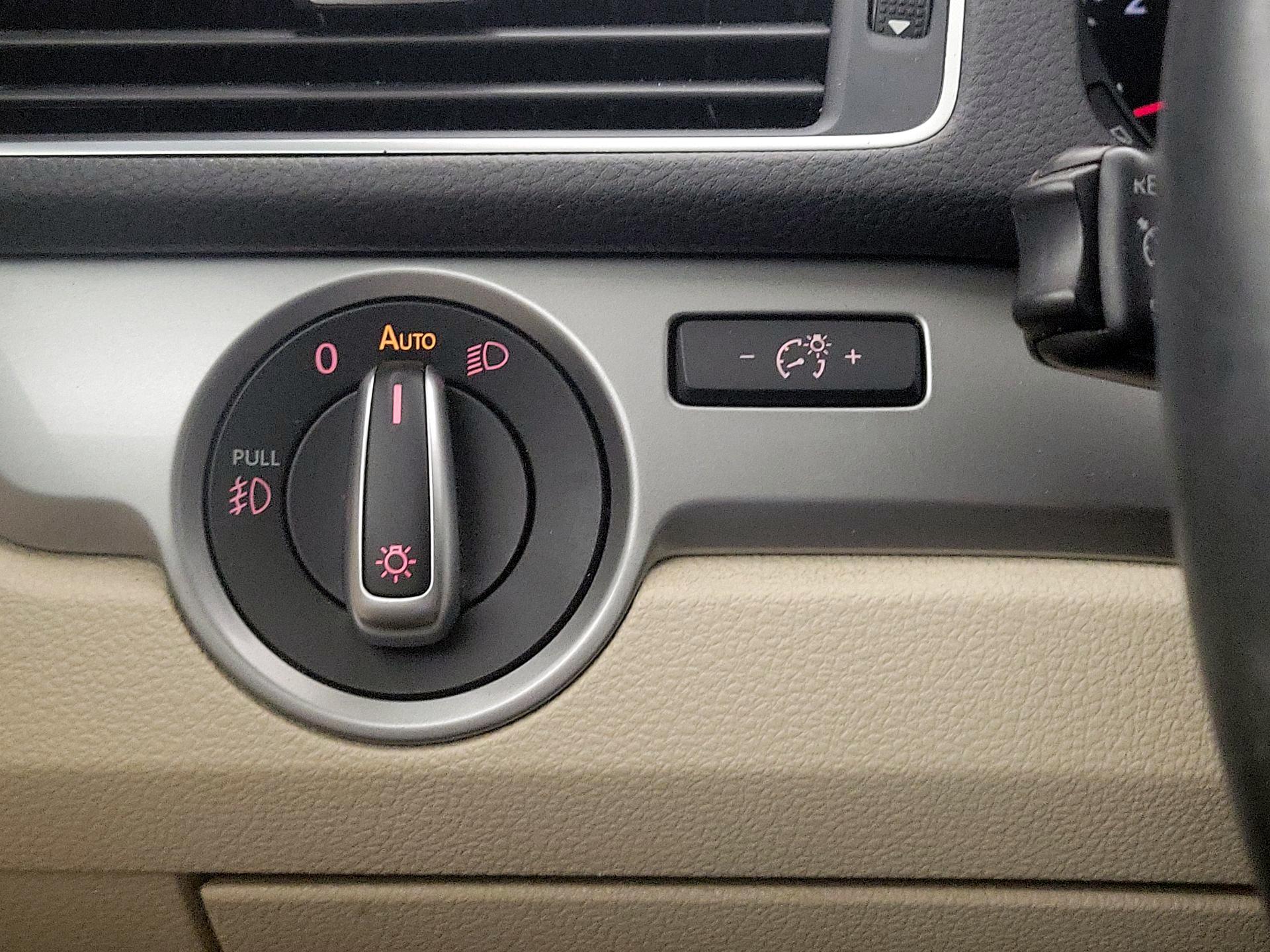 Thumbnail: 2015 Volkswagen Passat - 13