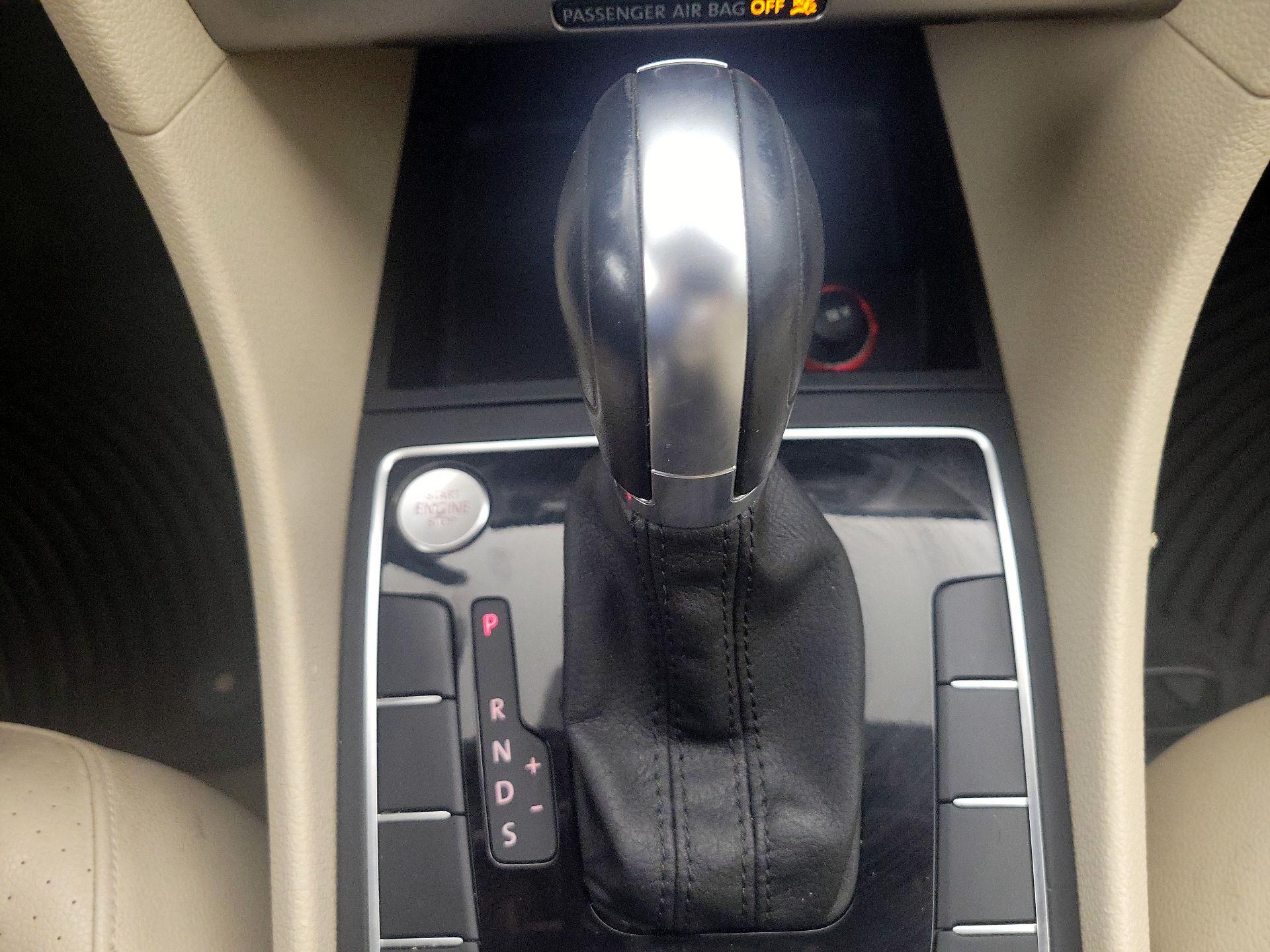 Thumbnail: 2015 Volkswagen Passat - 17