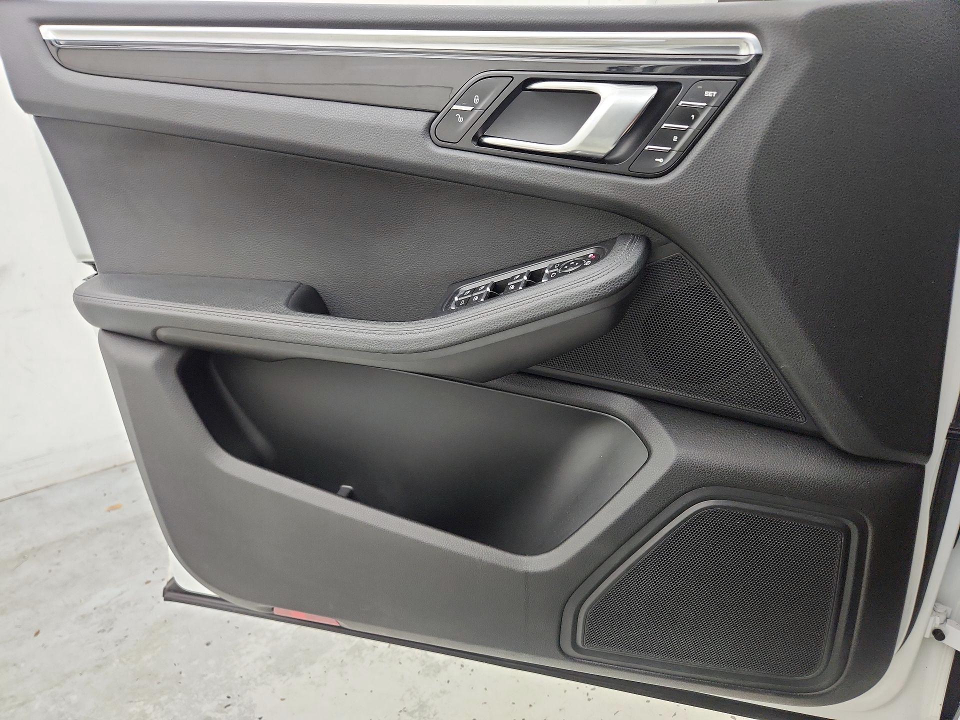 Thumbnail: 2015 Porsche Macan - 12