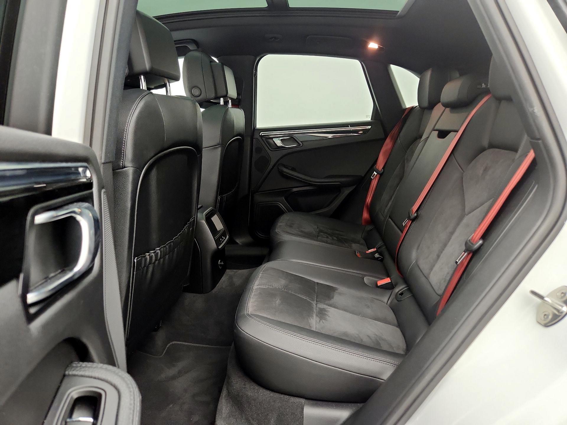 Thumbnail: 2015 Porsche Macan - 18