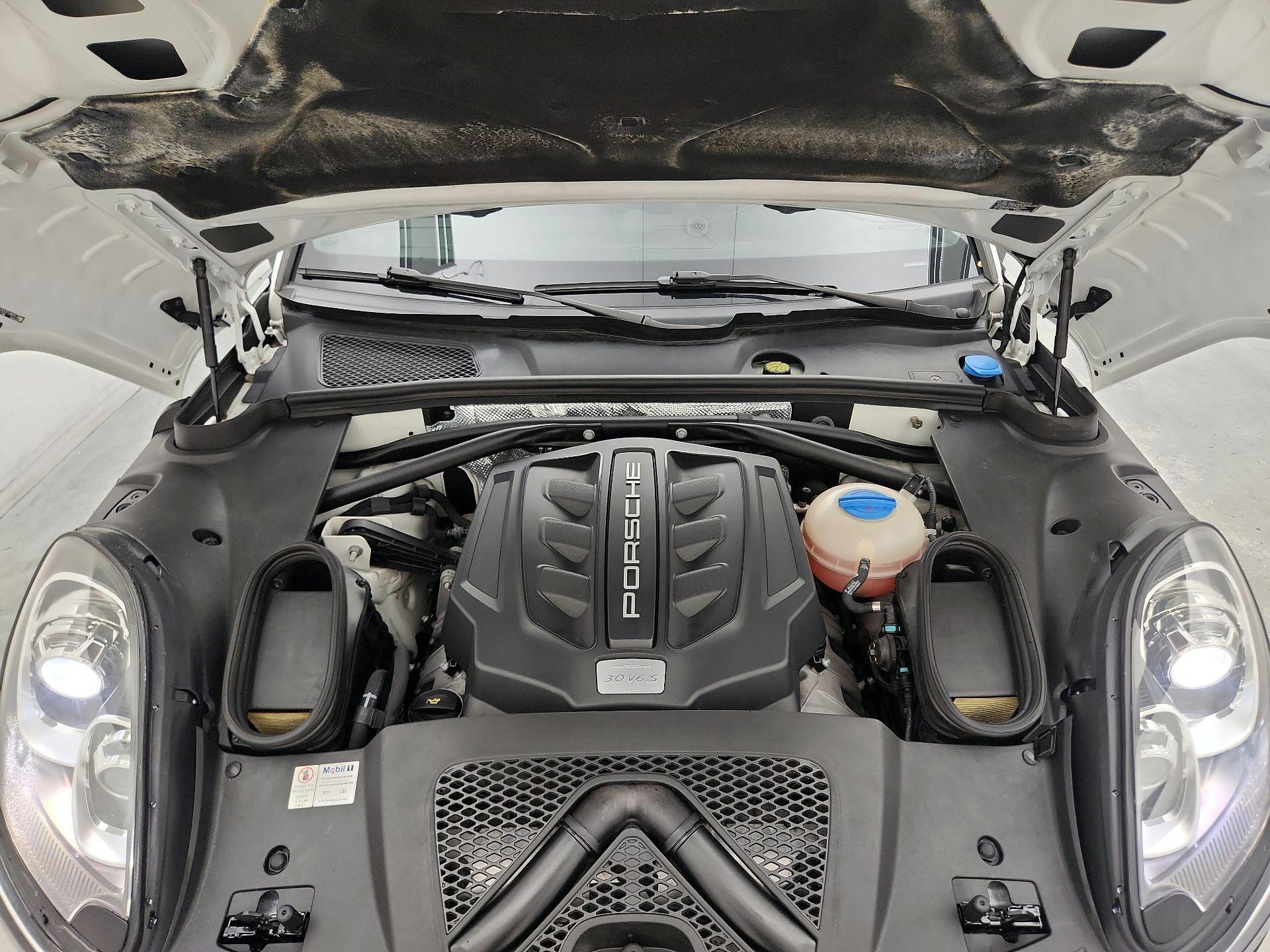 Thumbnail: 2015 Porsche Macan - 20