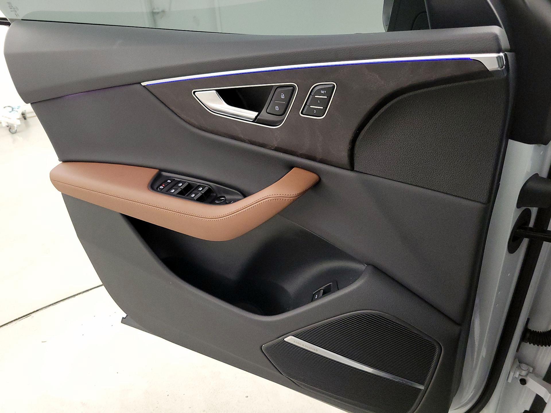 Thumbnail: 2023 Audi Q8 - 12