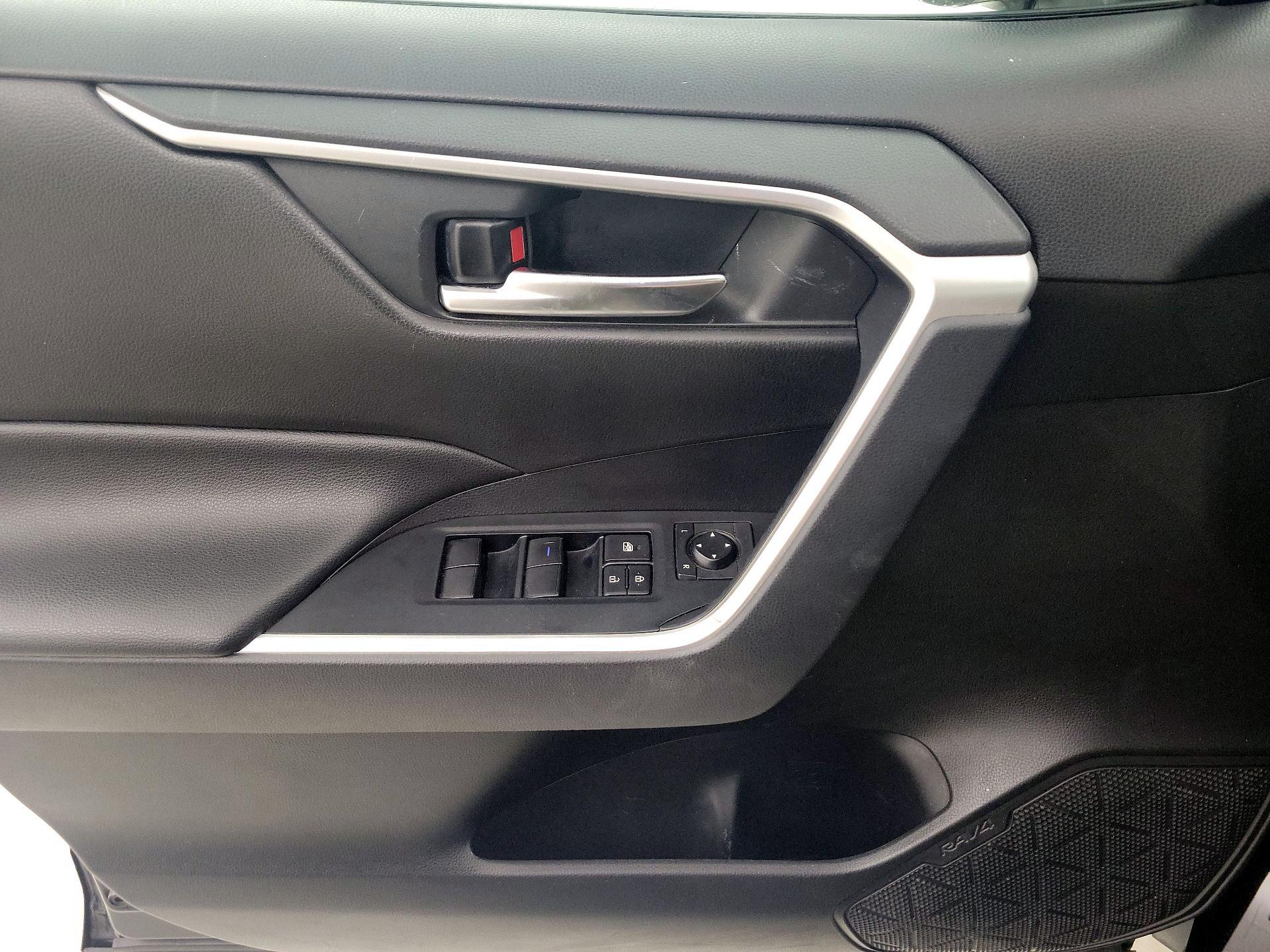 Thumbnail: 2019 Toyota RAV4 - 12