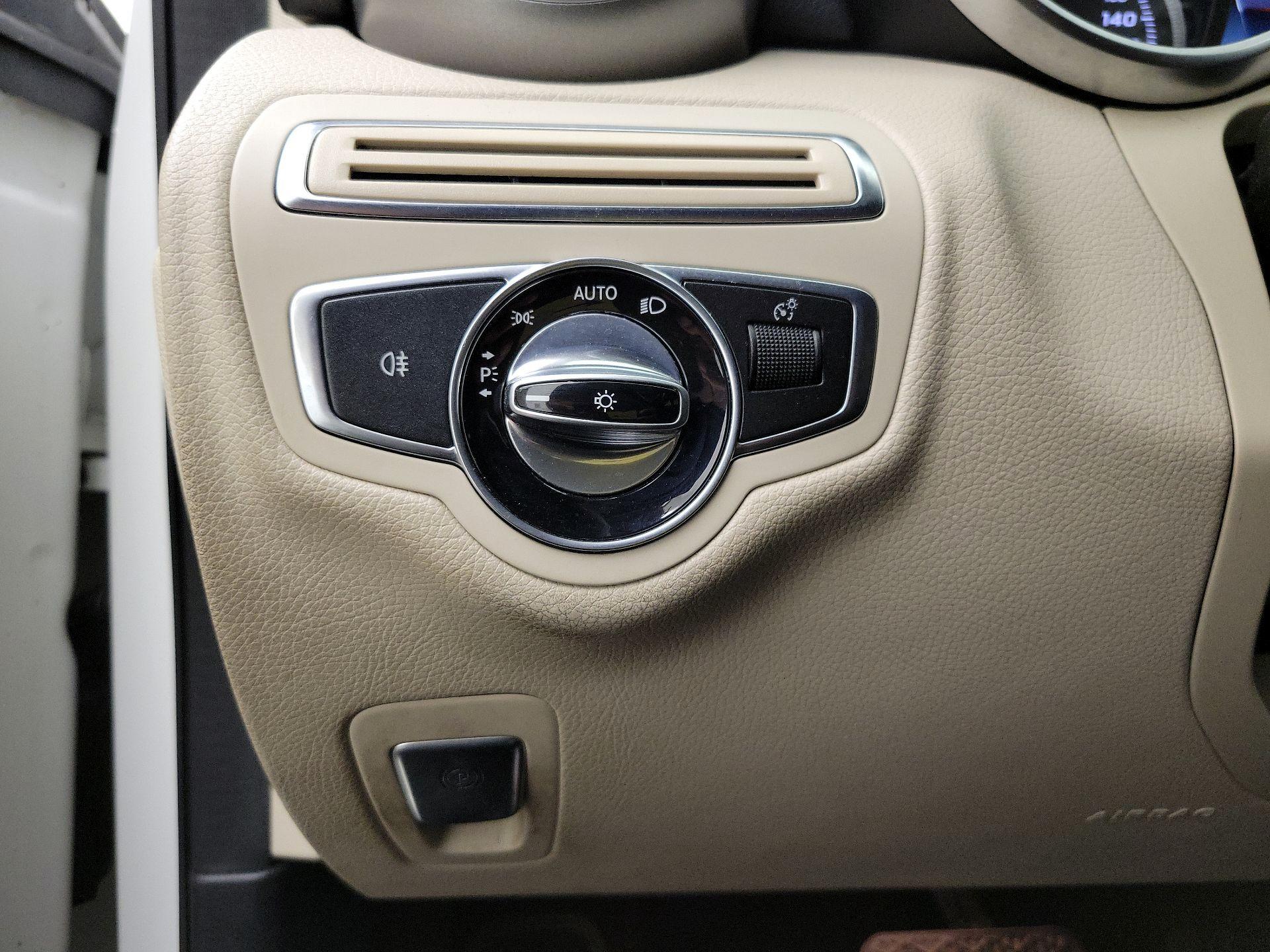 Thumbnail: 2015 Mercedes-Benz C-Class - 13