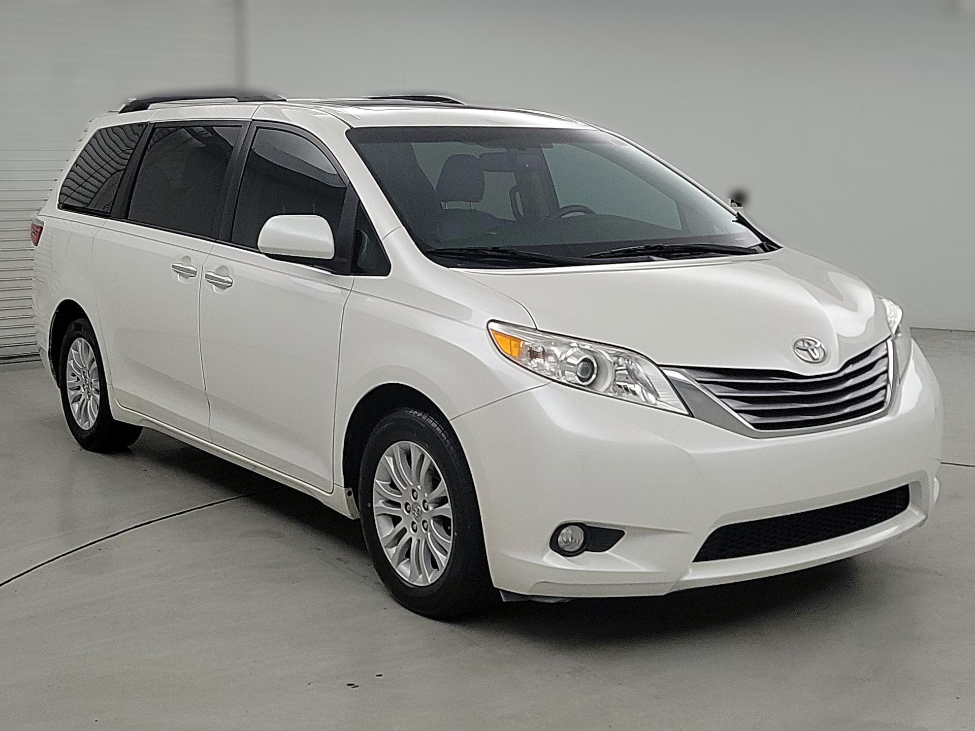 Thumbnail: 2017 Toyota Sienna - 1